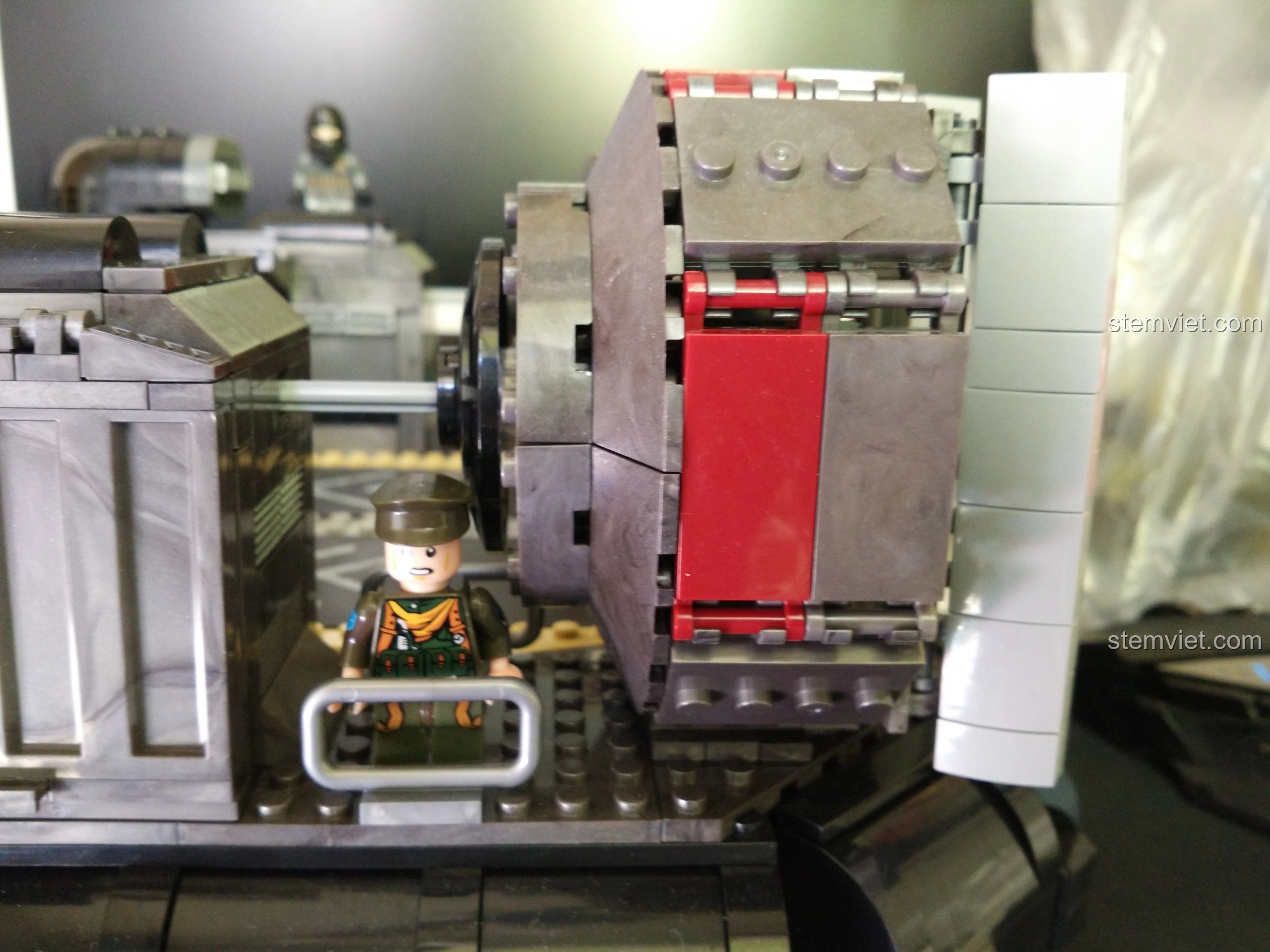 Góc cận cảnh các minifigure lính trên Tàu Đổ Bộ Đệm Khí XINGBAO XB-06019, chi tiết trang phục và vũ khí sắc nét.