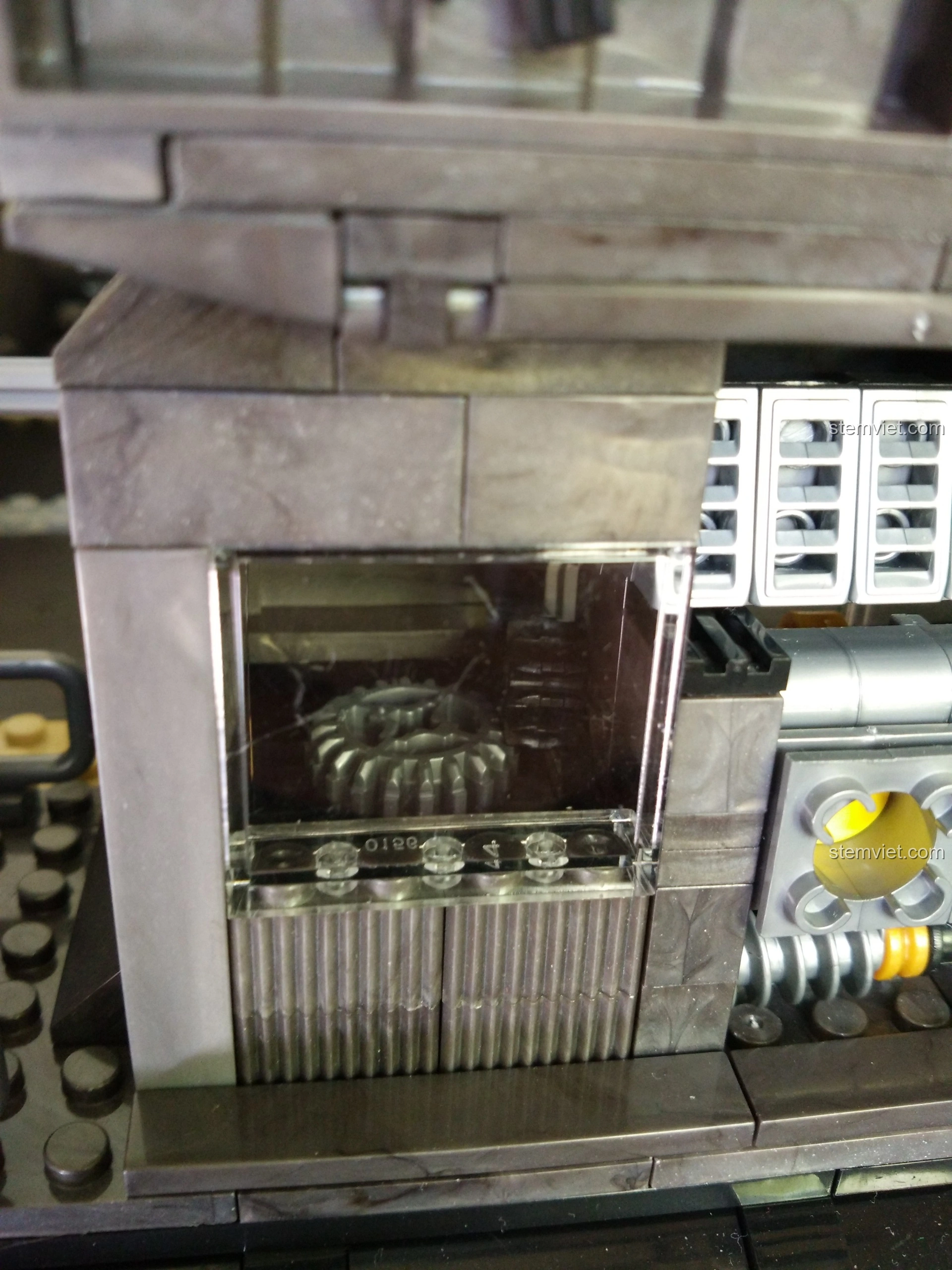 Cánh quạt gió màu vàng bên trong động cơ của Tàu Đổ Bộ Đệm Khí XINGBAO XB-06019, chi tiết quan trọng cho chuyển động.