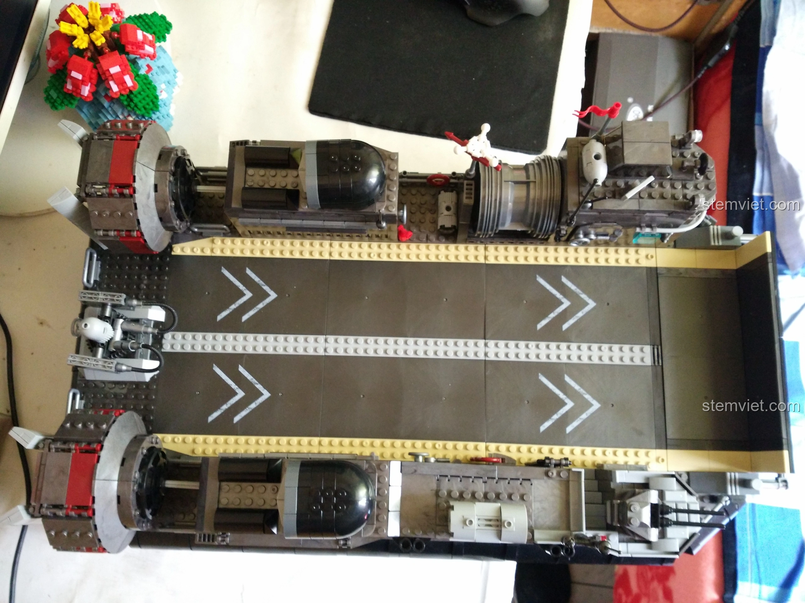 Cửa đổ bộ phía trước của Tàu Đổ Bộ Đệm Khí XINGBAO XB-06019 đang mở ra, thể hiện tính năng linh hoạt của mô hình.