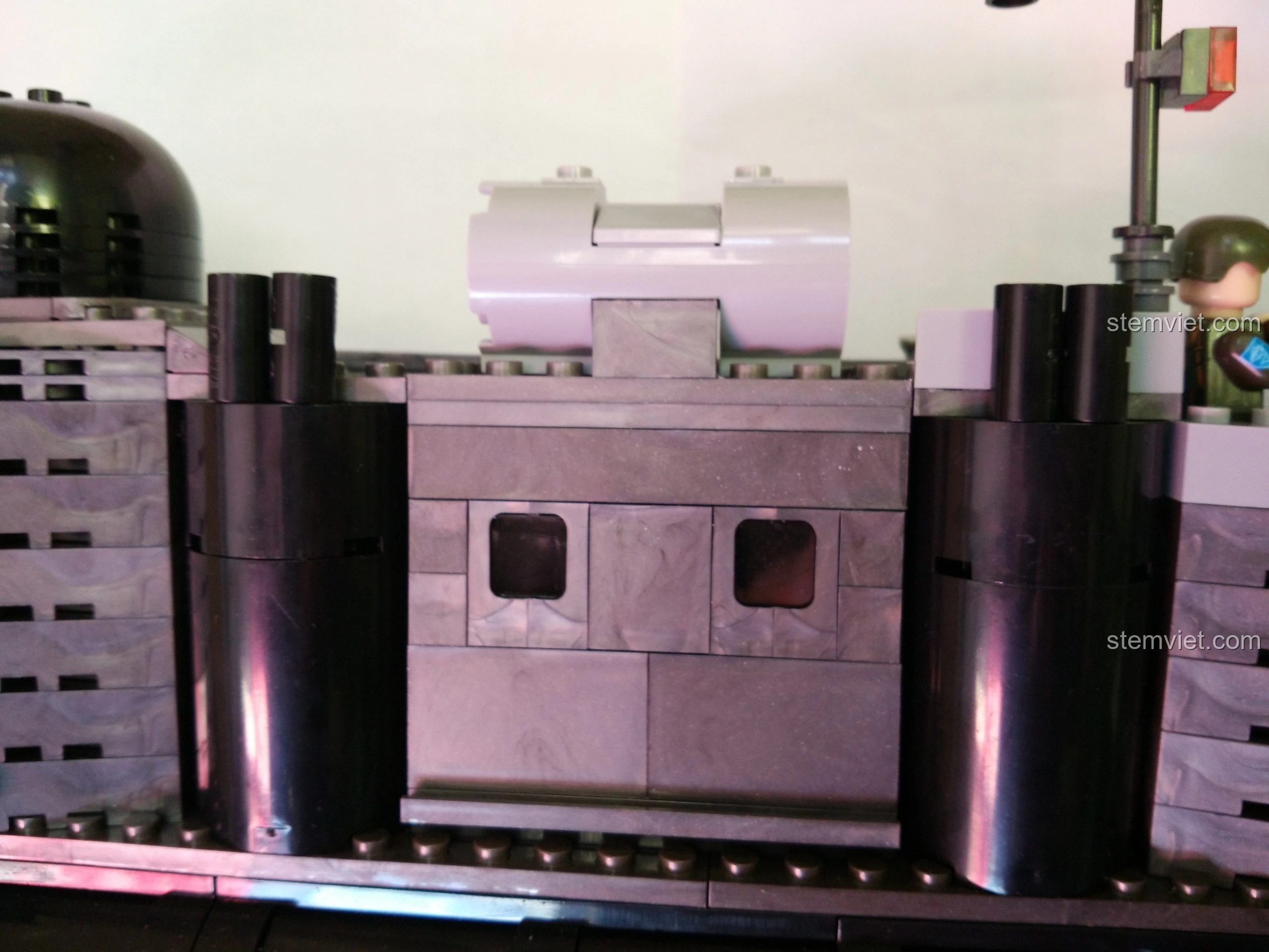 Cửa khoang bên hông của Tàu Đổ Bộ Đệm Khí XINGBAO XB-06019 mở ra như cánh chim, lộ ra các chi tiết bên trong.