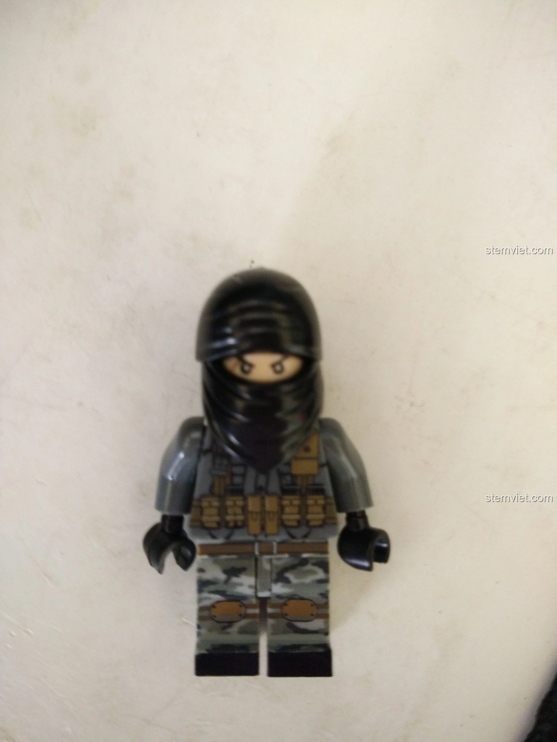 Cửa kim loại dẫn vào phòng động cơ bên trong Tàu Đổ Bộ Đệm Khí XINGBAO XB-06019, thể hiện sự chi tiết của mô hình.