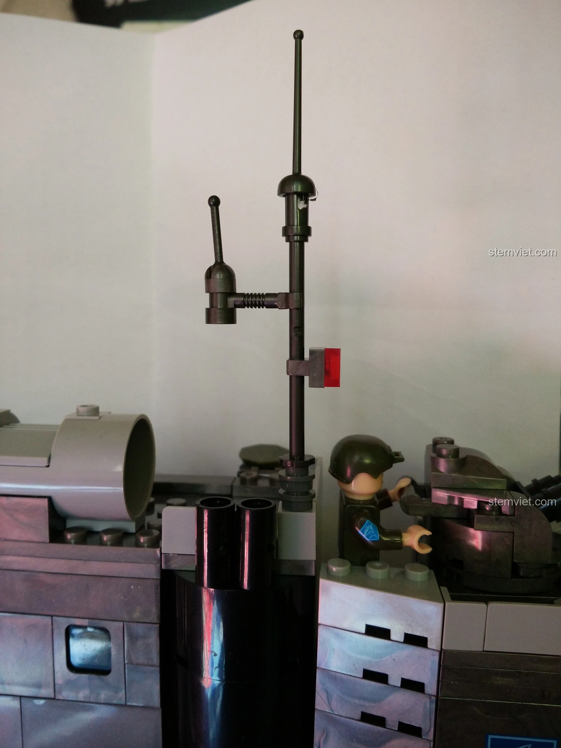 Cửa lưới đen dẫn vào phòng động cơ của Tàu Đổ Bộ Đệm Khí XINGBAO XB-06019, với bánh răng và chi tiết bên trong.