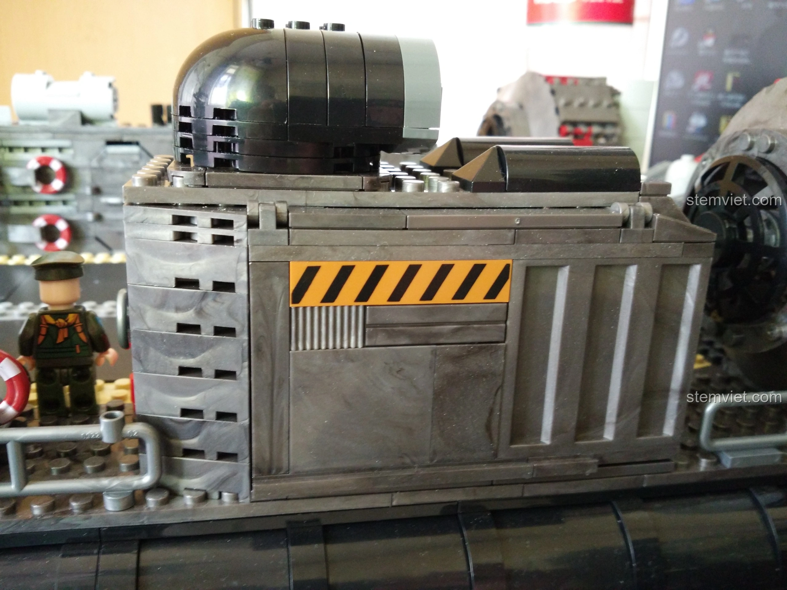 Cửa sổ nhỏ trên nắp động cơ của Tàu Đổ Bộ Đệm Khí XINGBAO XB-06019, cho phép quan sát bánh răng chuyển động bên trong.