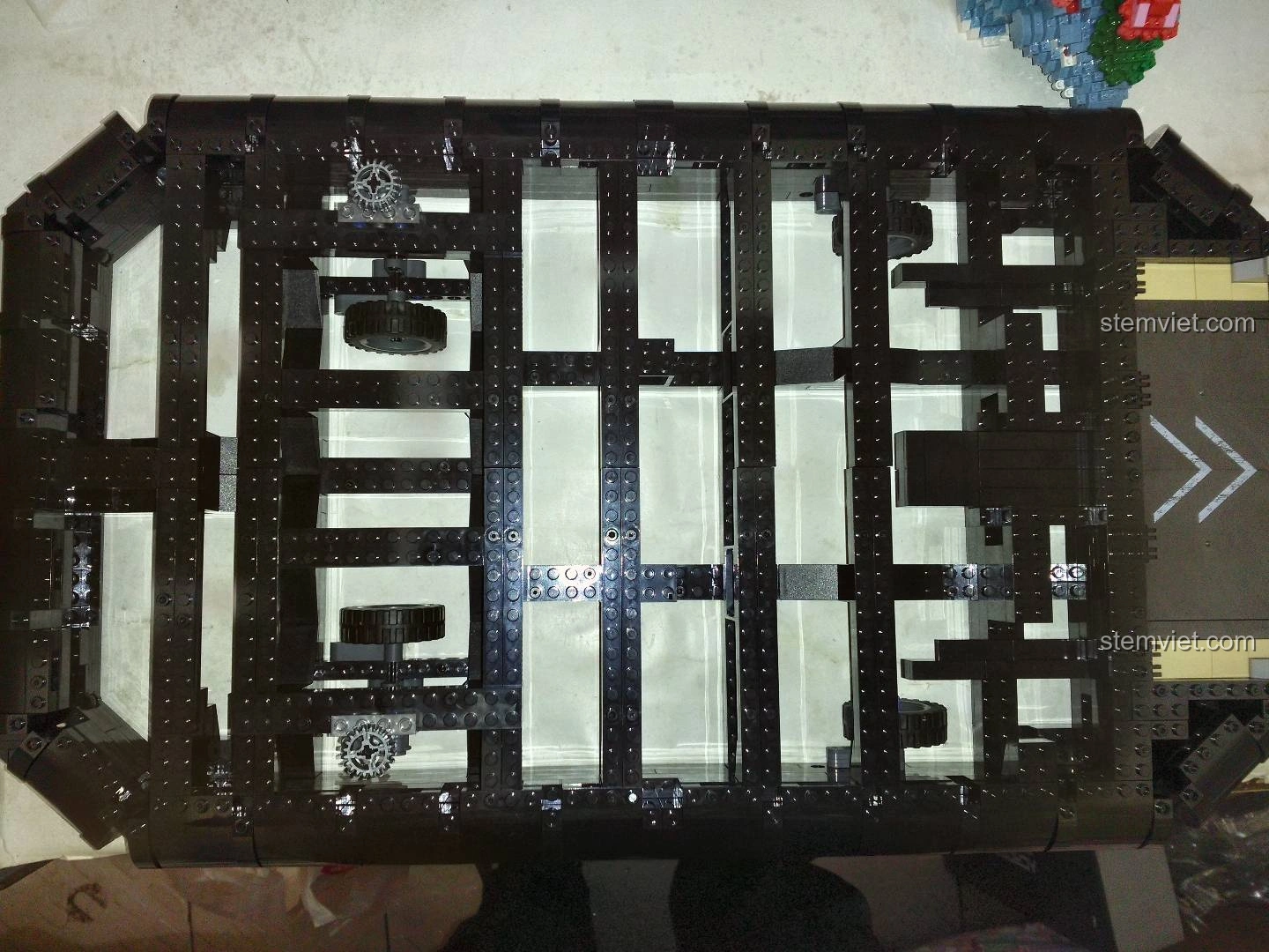 Phần đáy tàu của Tàu Đổ Bộ Đệm Khí XINGBAO XB-06019 đang được lắp ráp, cho thấy cấu trúc chắc chắn và các chi tiết liên kết.