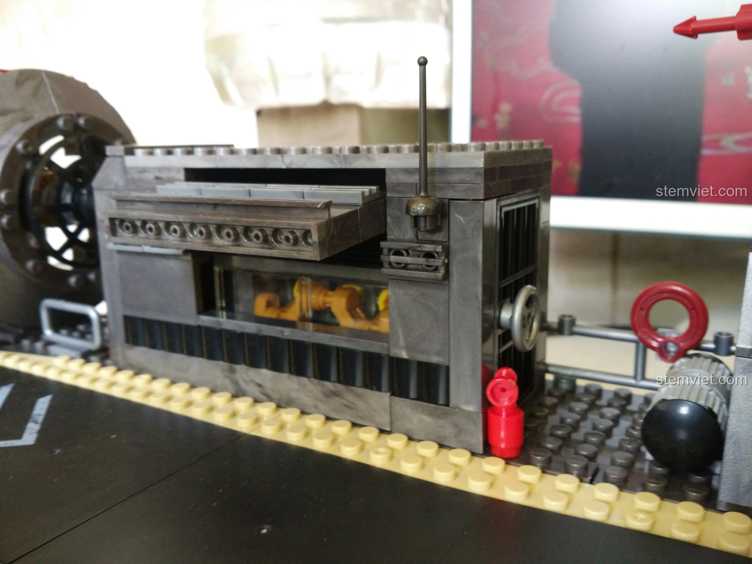 Dây xích bánh răng động cơ của Tàu Đổ Bộ Đệm Khí XINGBAO XB-06019, cần kiểm tra kỹ để tránh kẹt khi chuyển động.