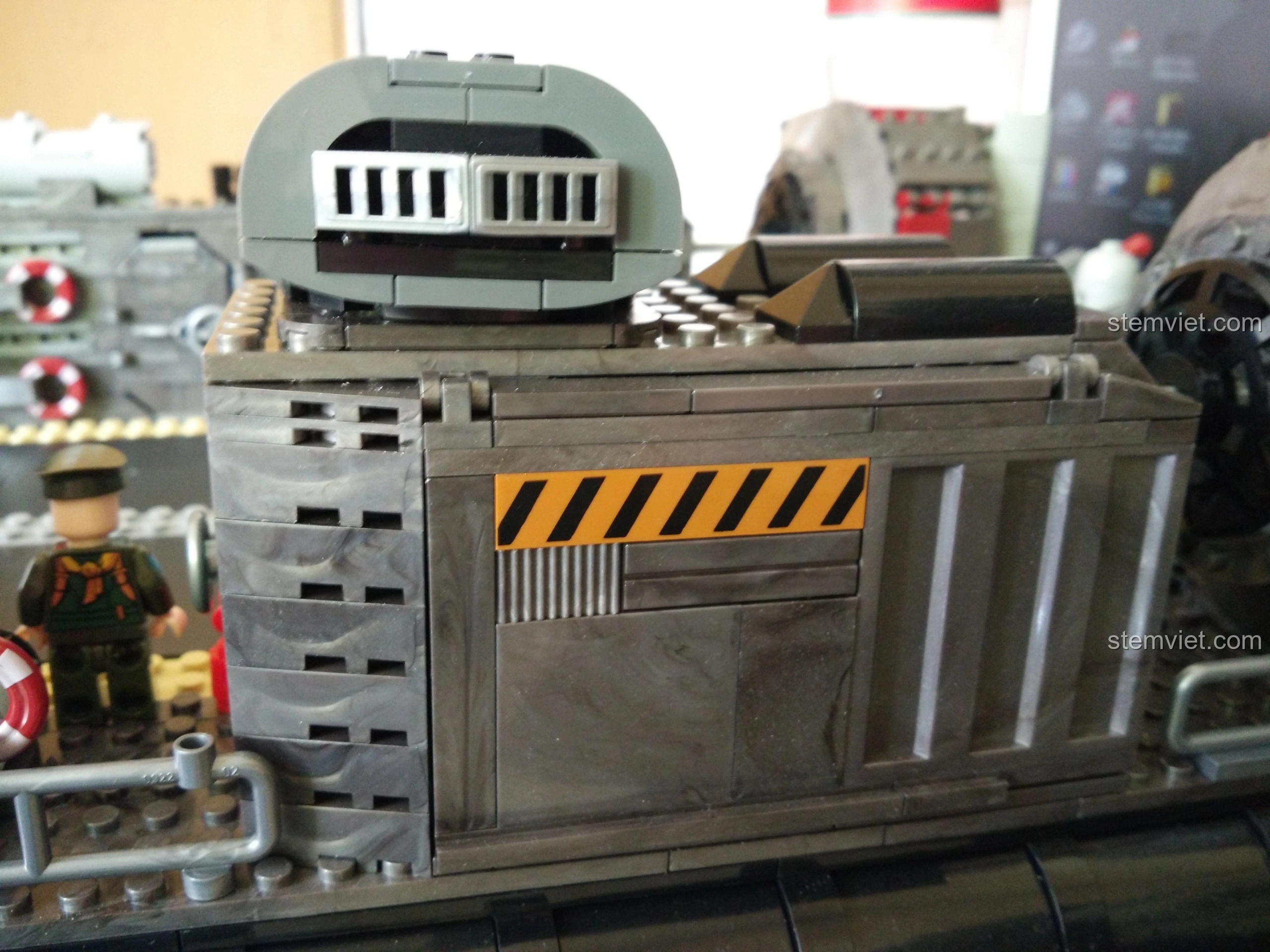 Phần động cơ bên trong của Tàu Đổ Bộ Đệm Khí XINGBAO XB-06019 có thể mở ra, nhưng cần điều chỉnh để quan sát dễ dàng hơn.