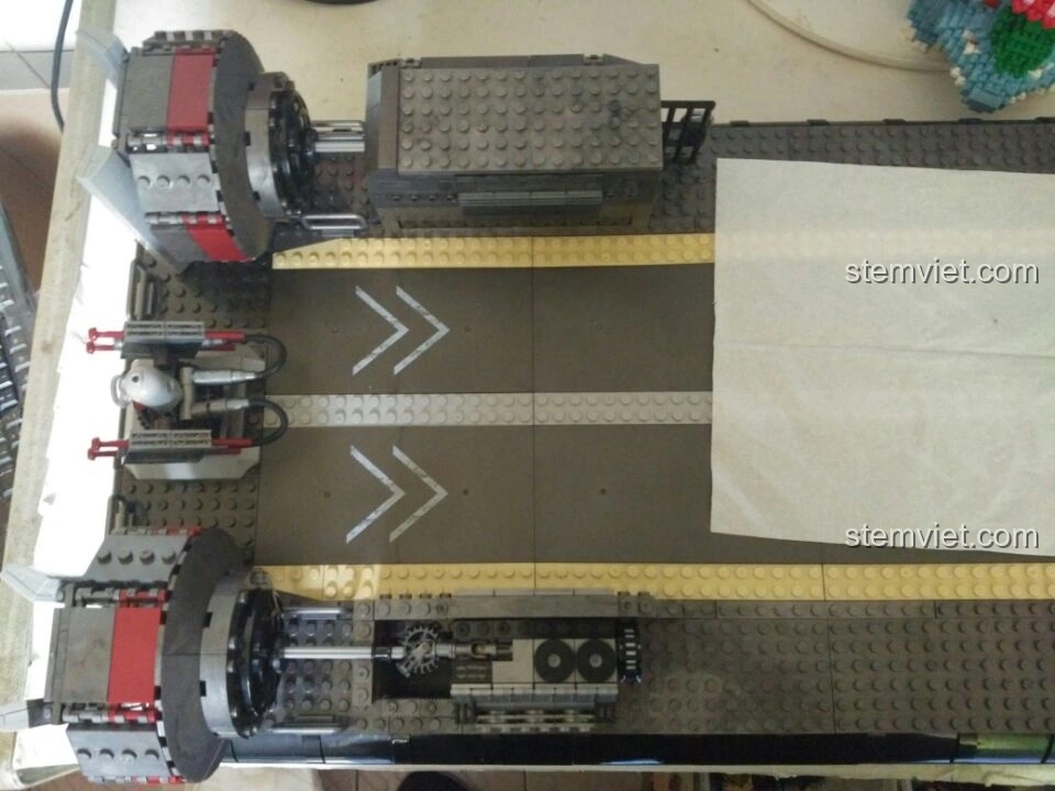 Hai động cơ lớn và bệ phóng tên lửa đang được lắp đặt trên Tàu Đổ Bộ Đệm Khí XINGBAO XB-06019, thể hiện các chi tiết phức tạp.