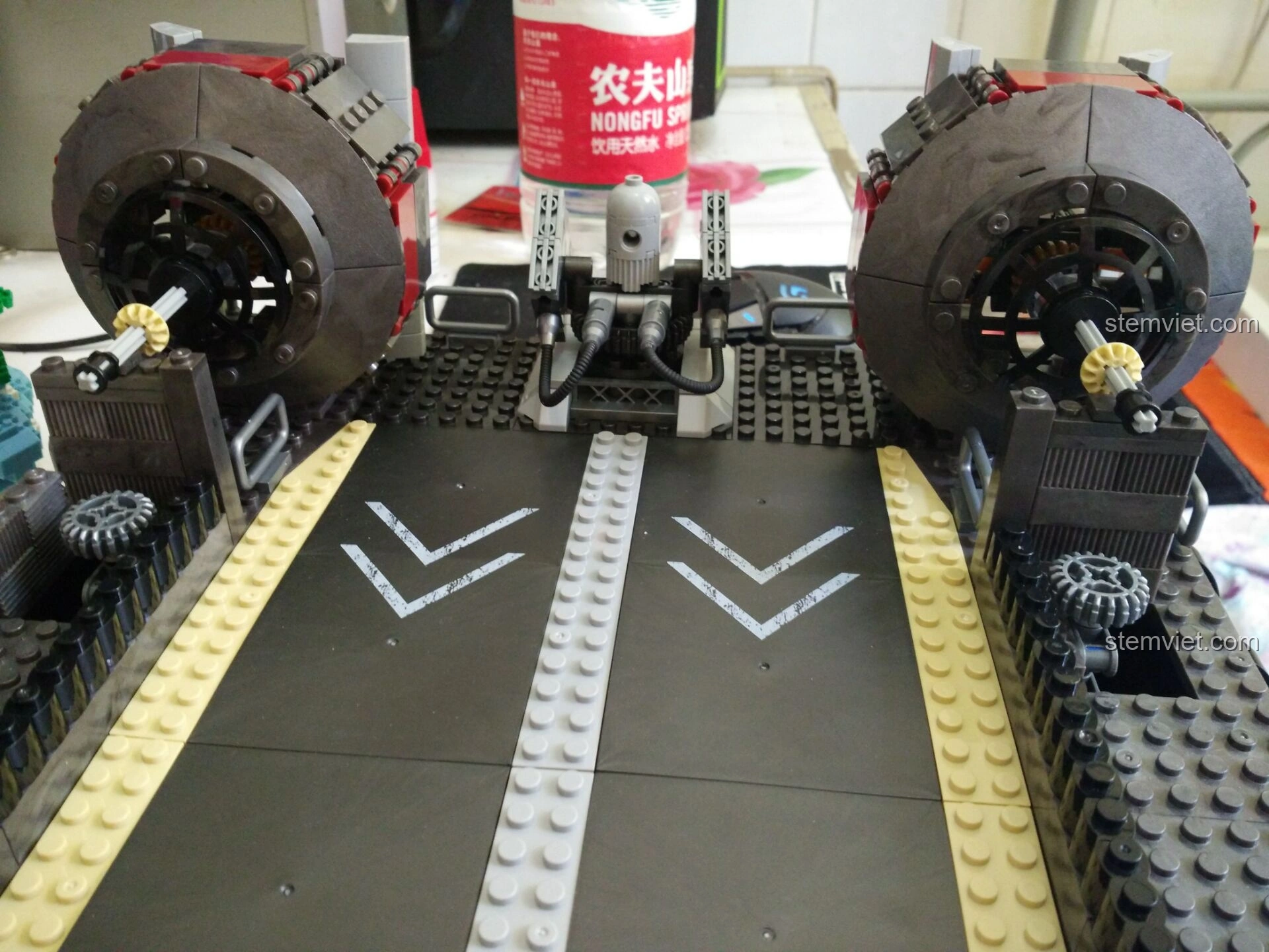 Góc nhìn phía trước của Tàu Đổ Bộ Đệm Khí XINGBAO XB-06019 với hai động cơ lớn và bệ phóng tên lửa, thể hiện sự cân đối.