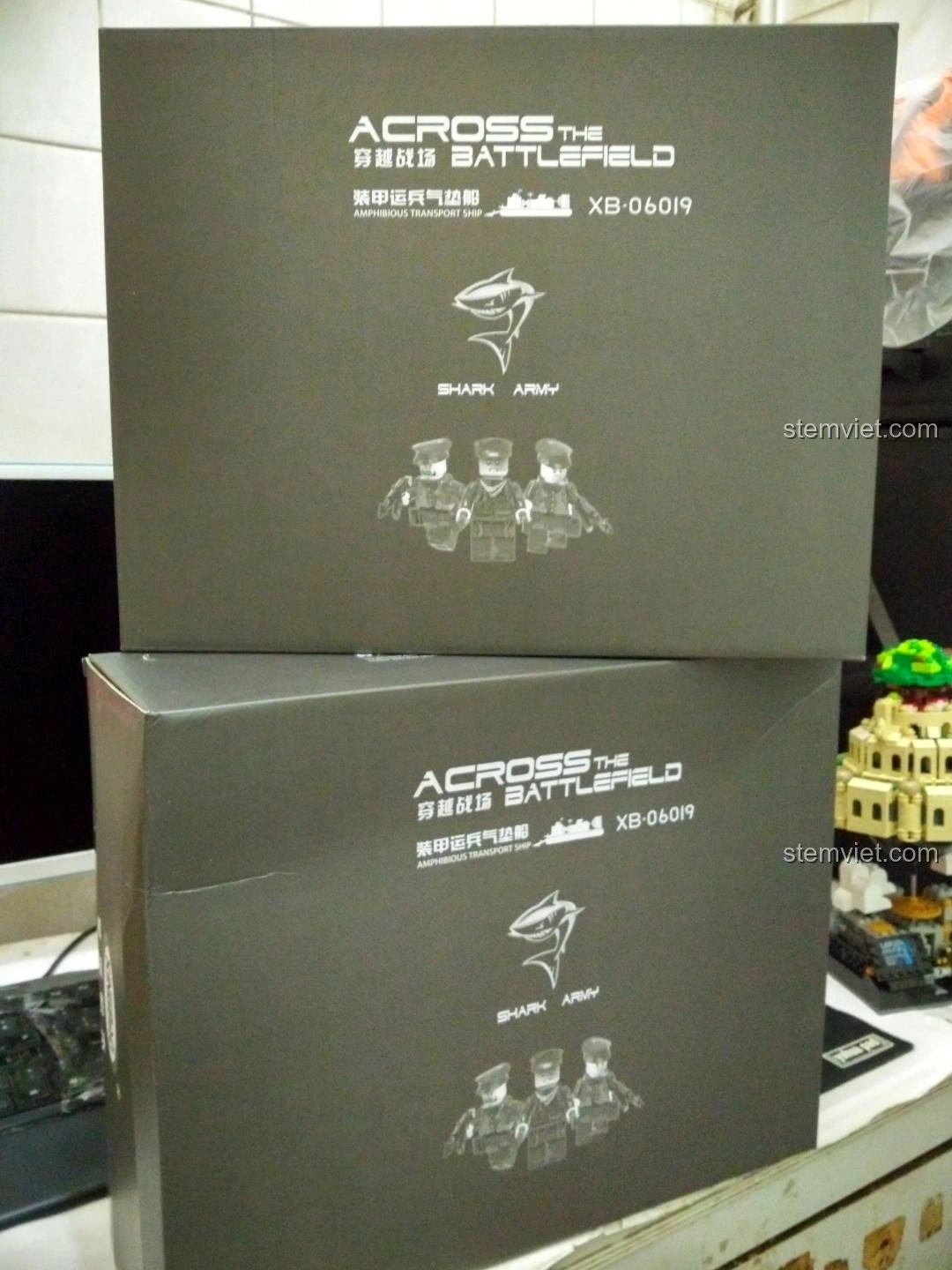 Hai hộp nhỏ bên trong hộp lớn của bộ lắp ráp Tàu Đổ Bộ Đệm Khí XINGBAO XB-06019, cho thấy sự đóng gói cẩn thận và quy mô của bộ đồ chơi.
