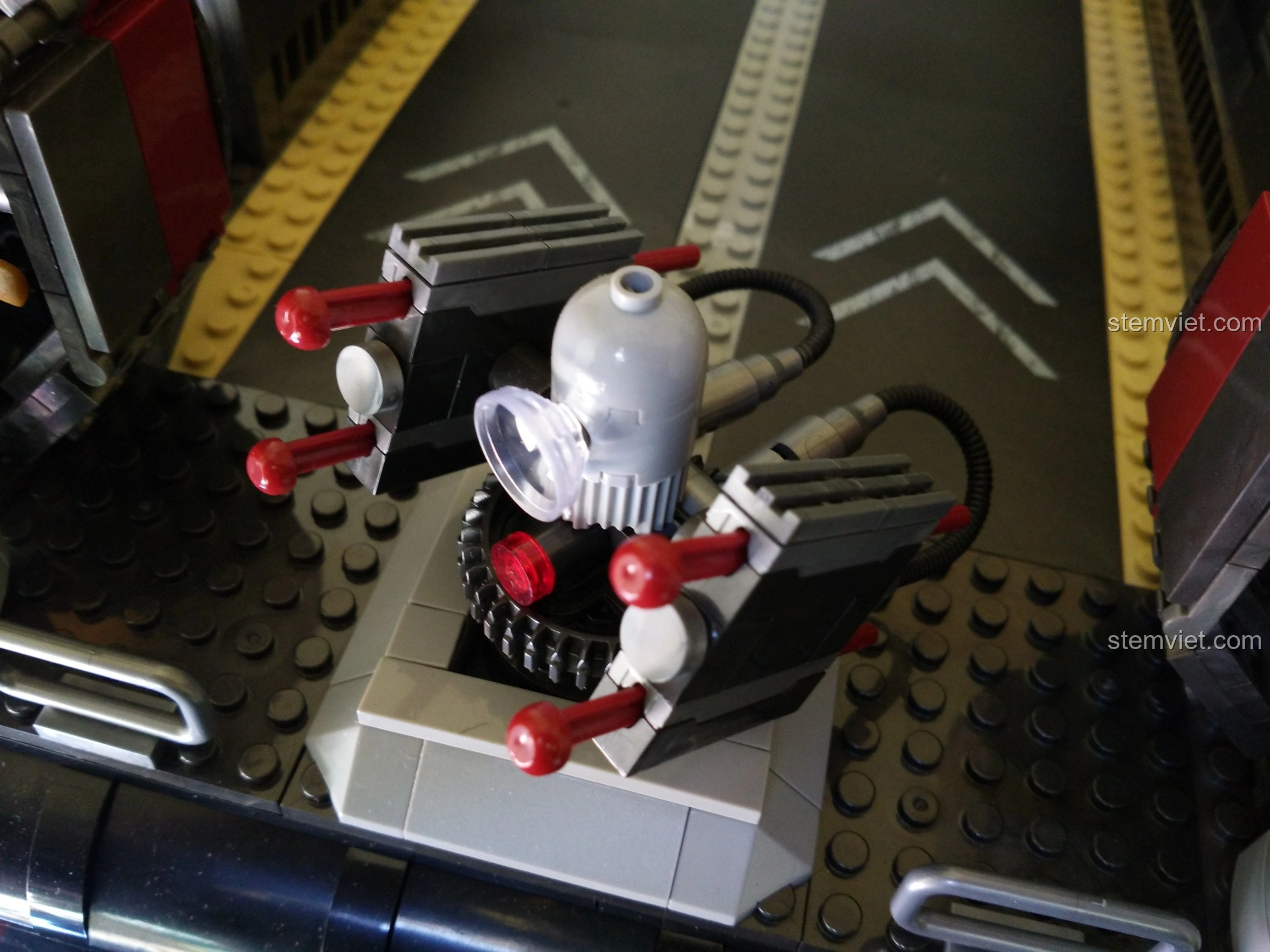 Hàng chục minifigure lính xếp hàng trên boong Tàu Đổ Bộ Đệm Khí XINGBAO XB-06019, tạo nên một đội quân hùng hậu.