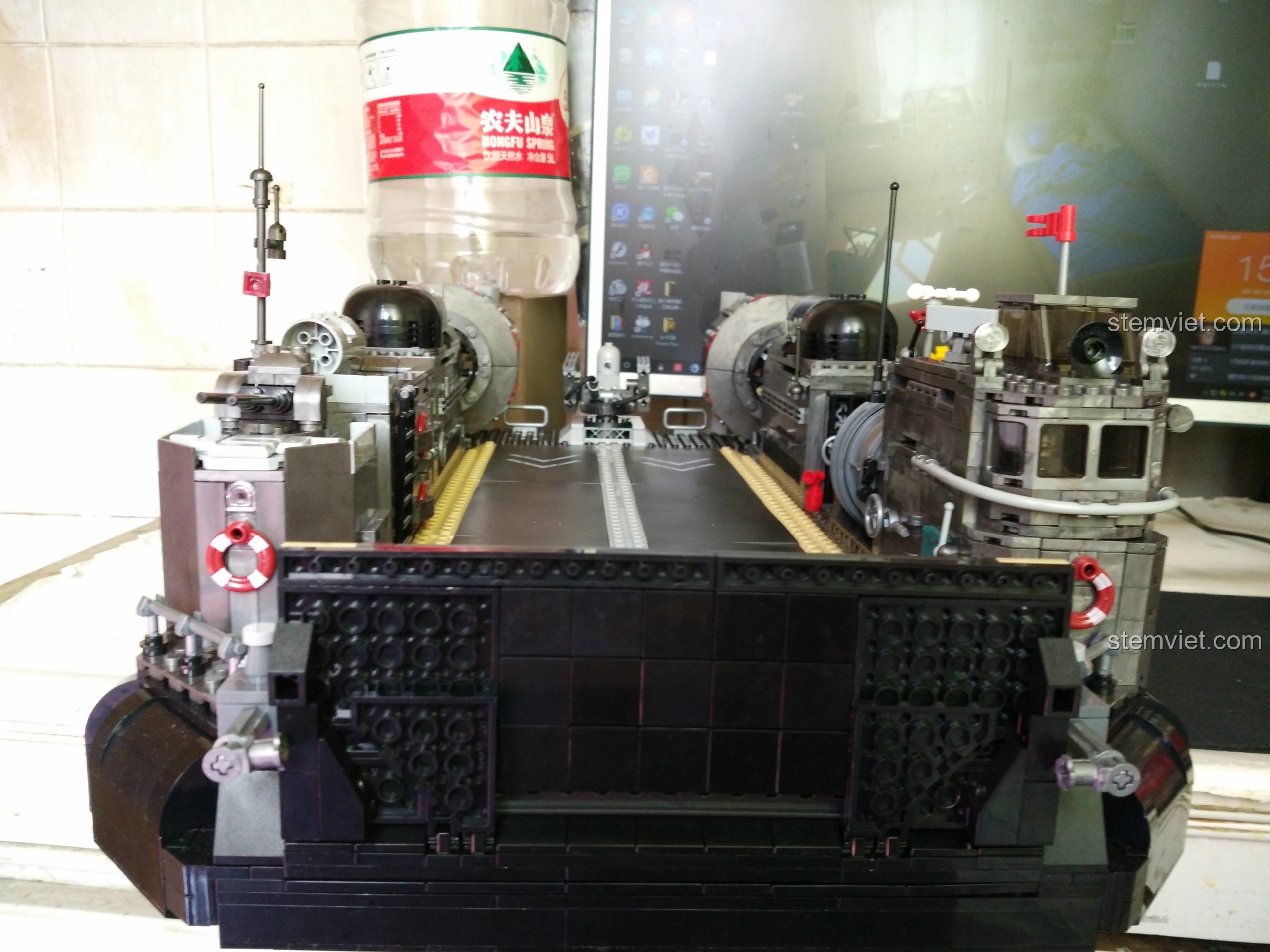 Góc nhìn tổng thể từ phía sau của Tàu Đổ Bộ Đệm Khí XINGBAO XB-06019 đã hoàn thiện, thể hiện sự đồ sộ của mô hình.