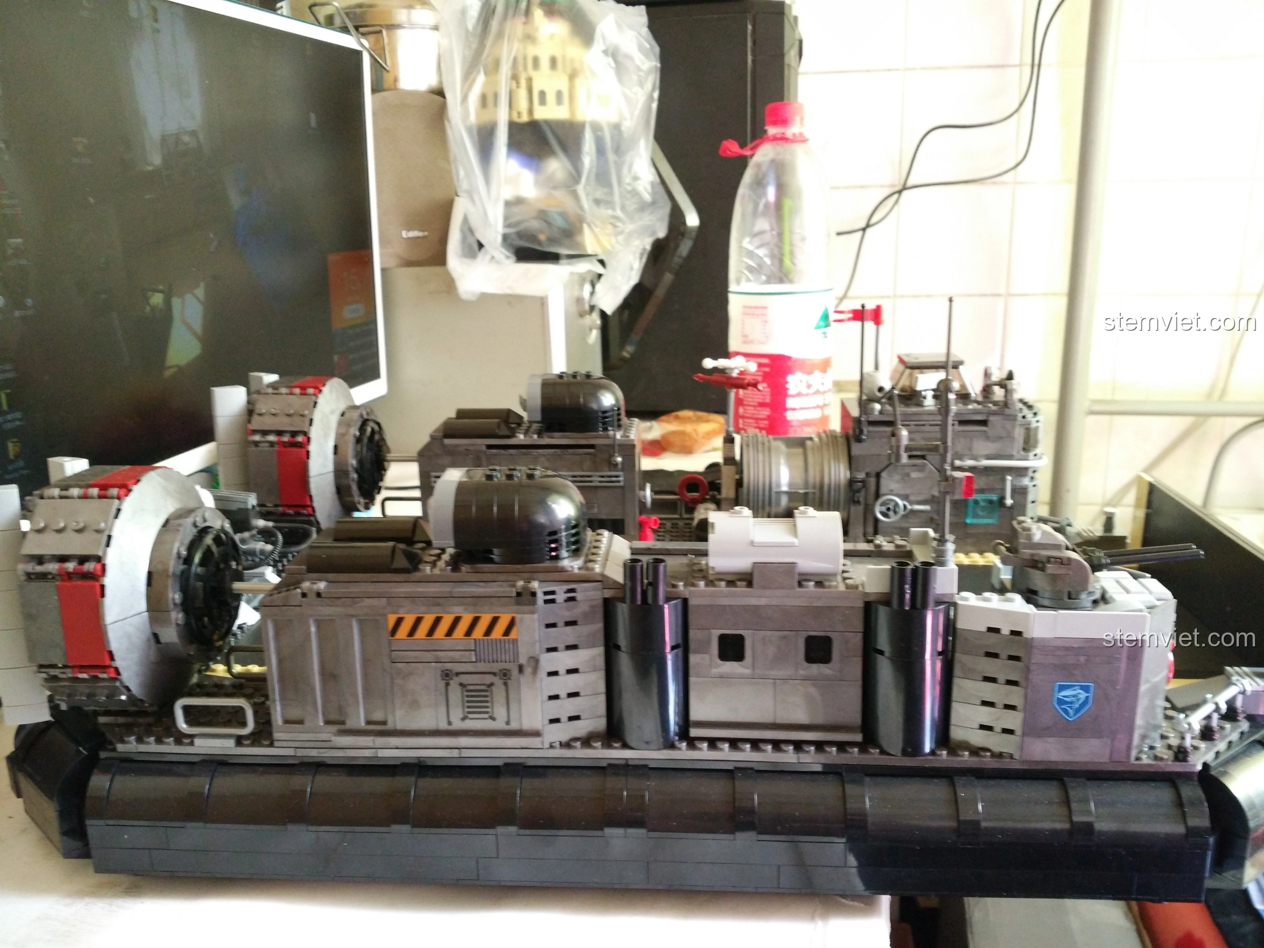 Góc nhìn từ trên cao của Tàu Đổ Bộ Đệm Khí XINGBAO XB-06019 đã hoàn thiện, sẵn sàng cho việc khám phá các chi tiết.