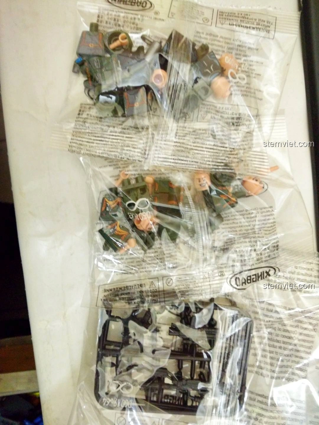 Sách hướng dẫn và các túi mảnh ghép được đánh số của bộ lắp ráp Tàu Đổ Bộ Đệm Khí XINGBAO XB-06019, hỗ trợ quá trình lắp ráp.