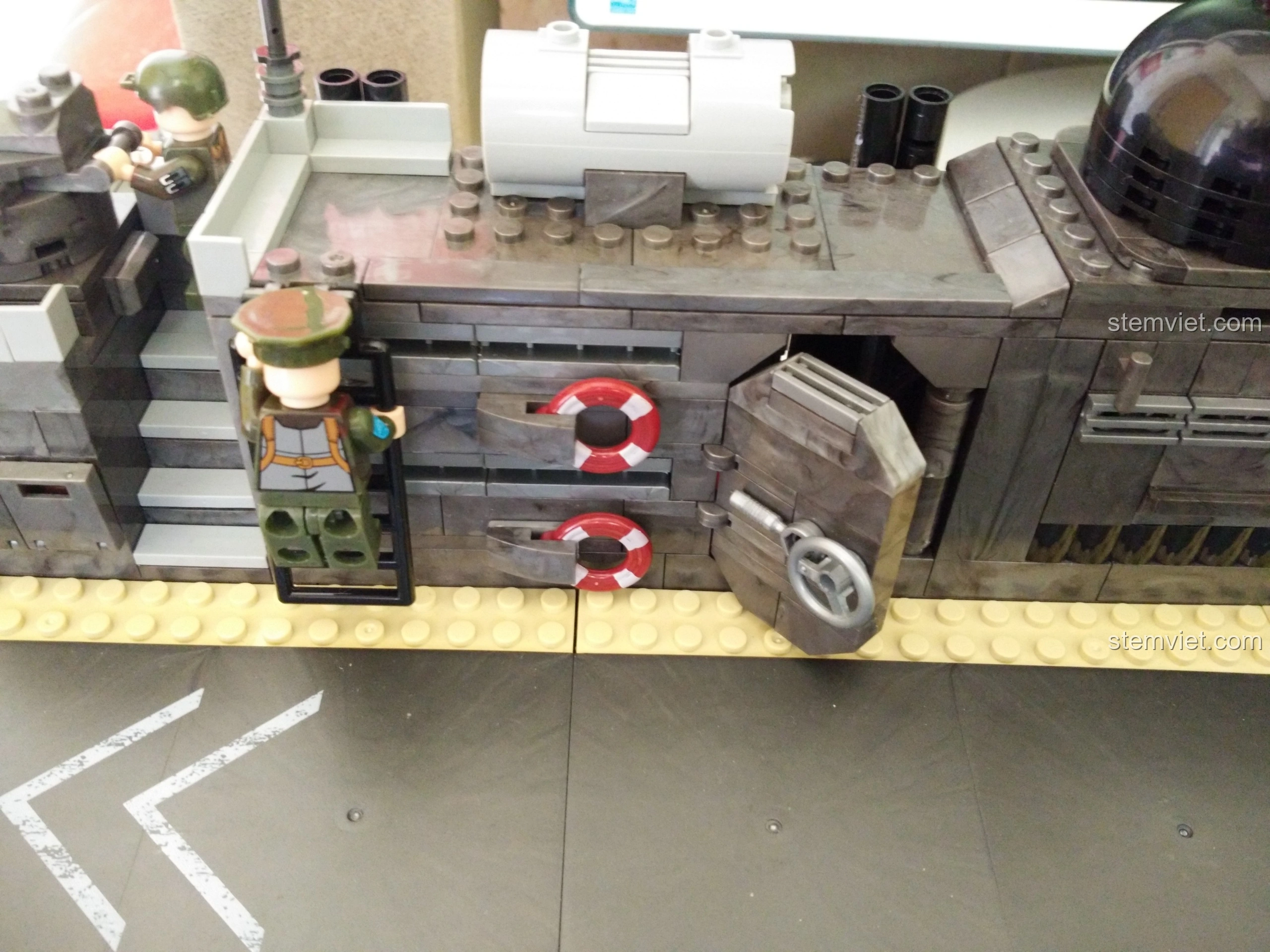 Kho vũ khí ẩn bên trong động cơ của Tàu Đổ Bộ Đệm Khí XINGBAO XB-06019, một chi tiết bất ngờ và thú vị.