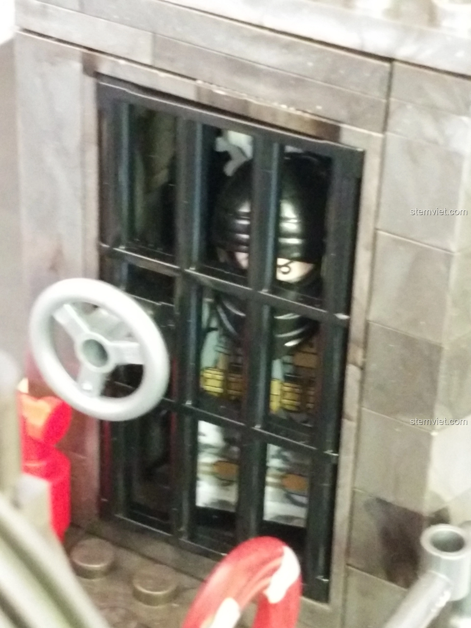 Kho vũ khí tự chế bên trong Tàu Đổ Bộ Đệm Khí XINGBAO XB-06019 với súng, lựu đạn và thuốc nổ, tăng tính chân thực.