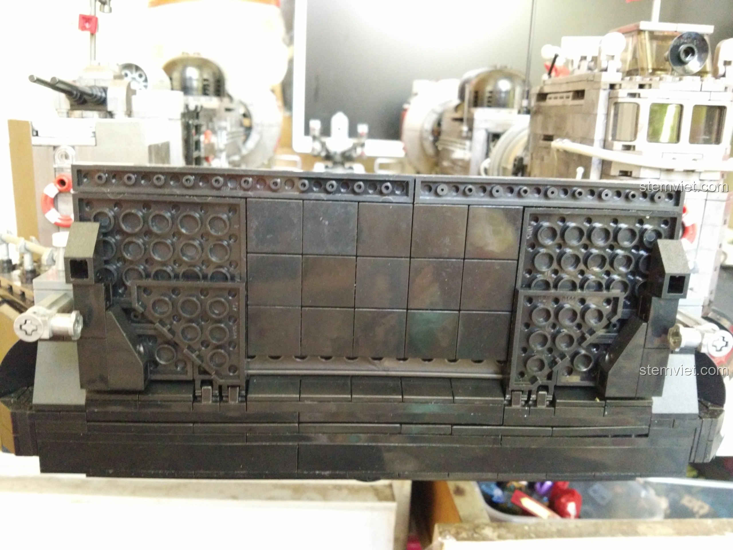 Cơ chế khóa cửa đổ bộ của Tàu Đổ Bộ Đệm Khí XINGBAO XB-06019, đảm bảo sự chắc chắn khi đóng mở.