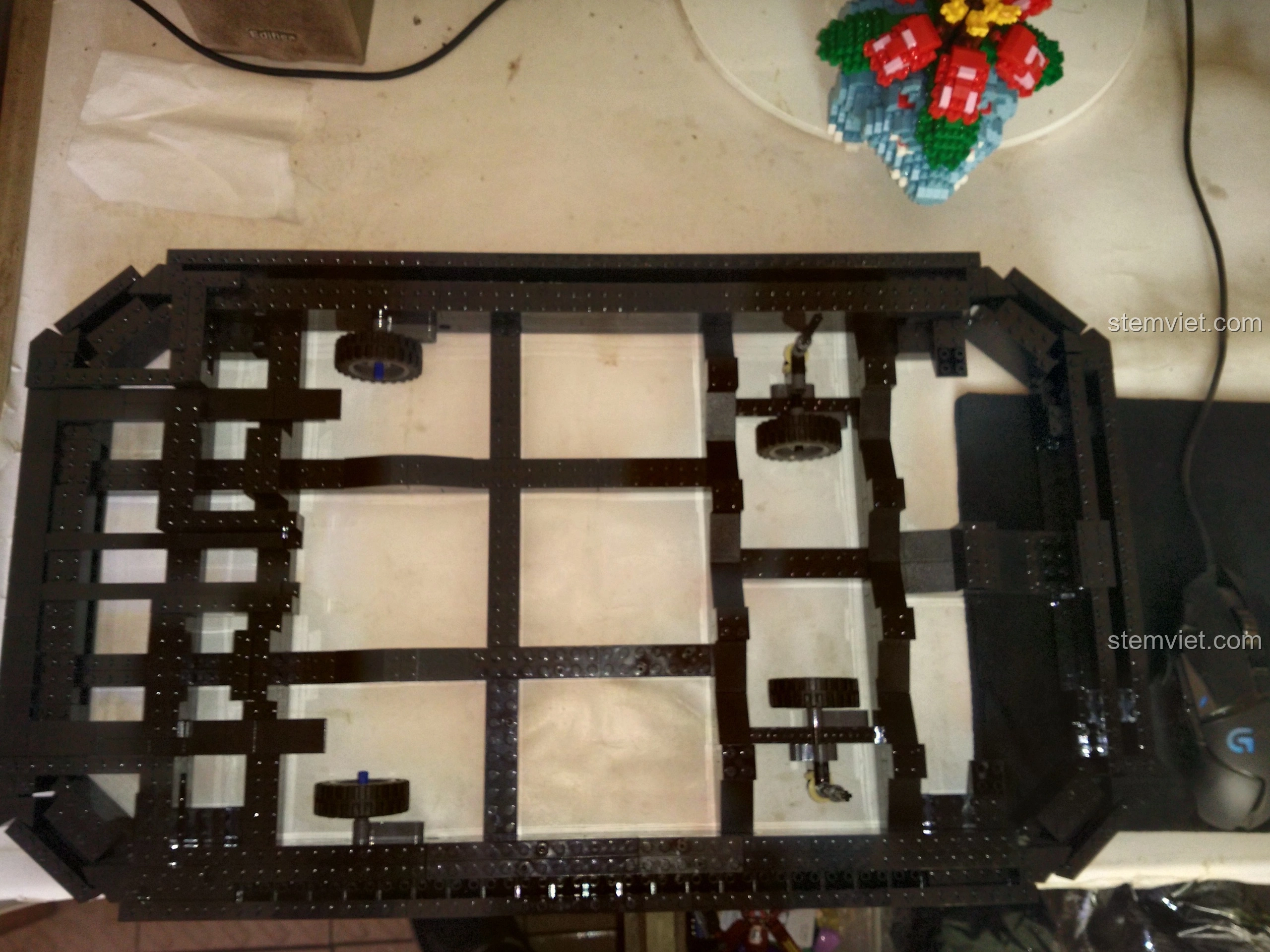 Khung gầm của Tàu Đổ Bộ Đệm Khí XINGBAO XB-06019 đang được lắp ráp, với các bánh xe nhỏ ẩn bên dưới.