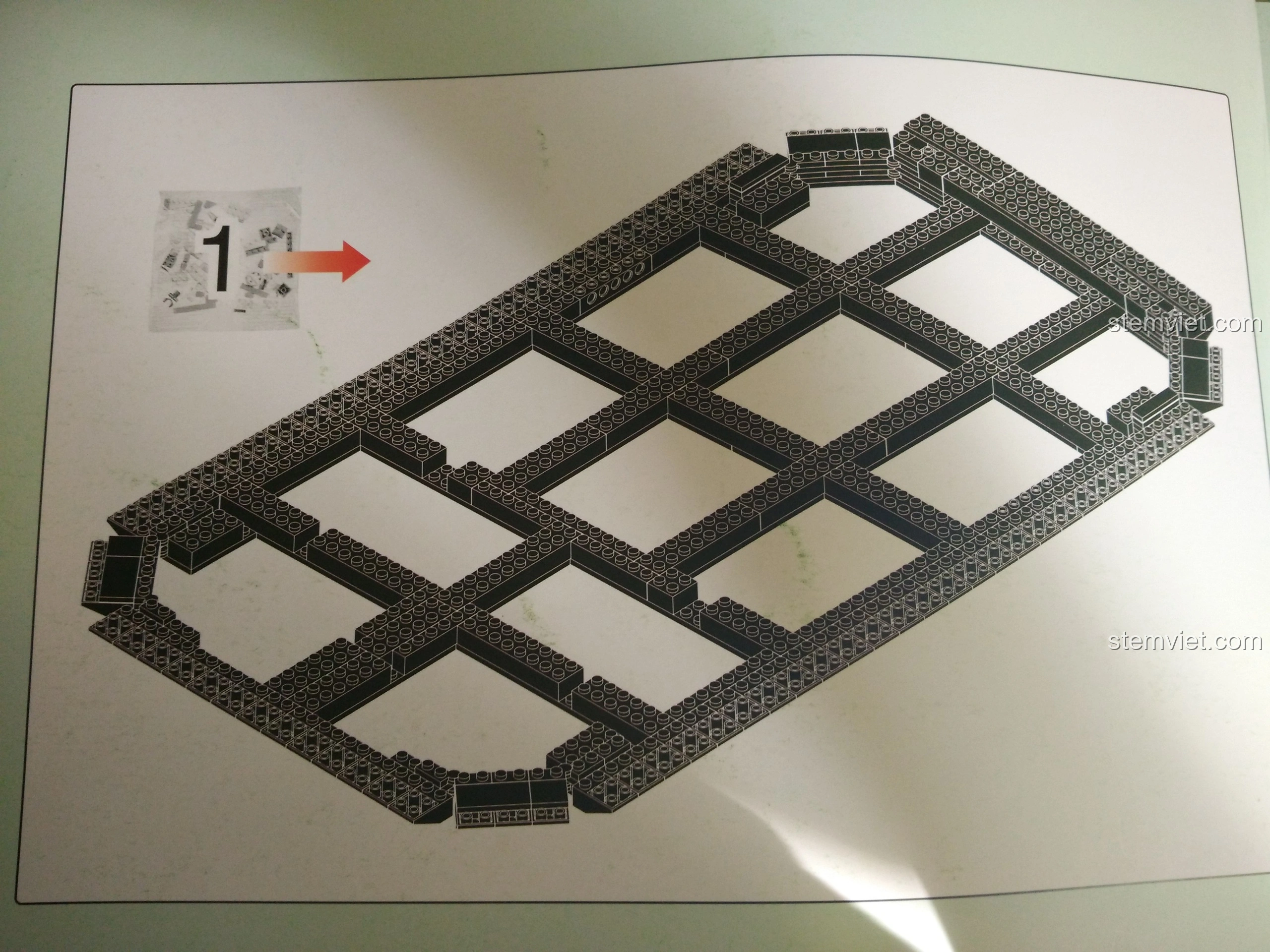 Sách hướng dẫn lắp ráp hiển thị bước đầu tiên xây dựng khung gầm của Tàu Đổ Bộ Đệm Khí XINGBAO XB-06019.
