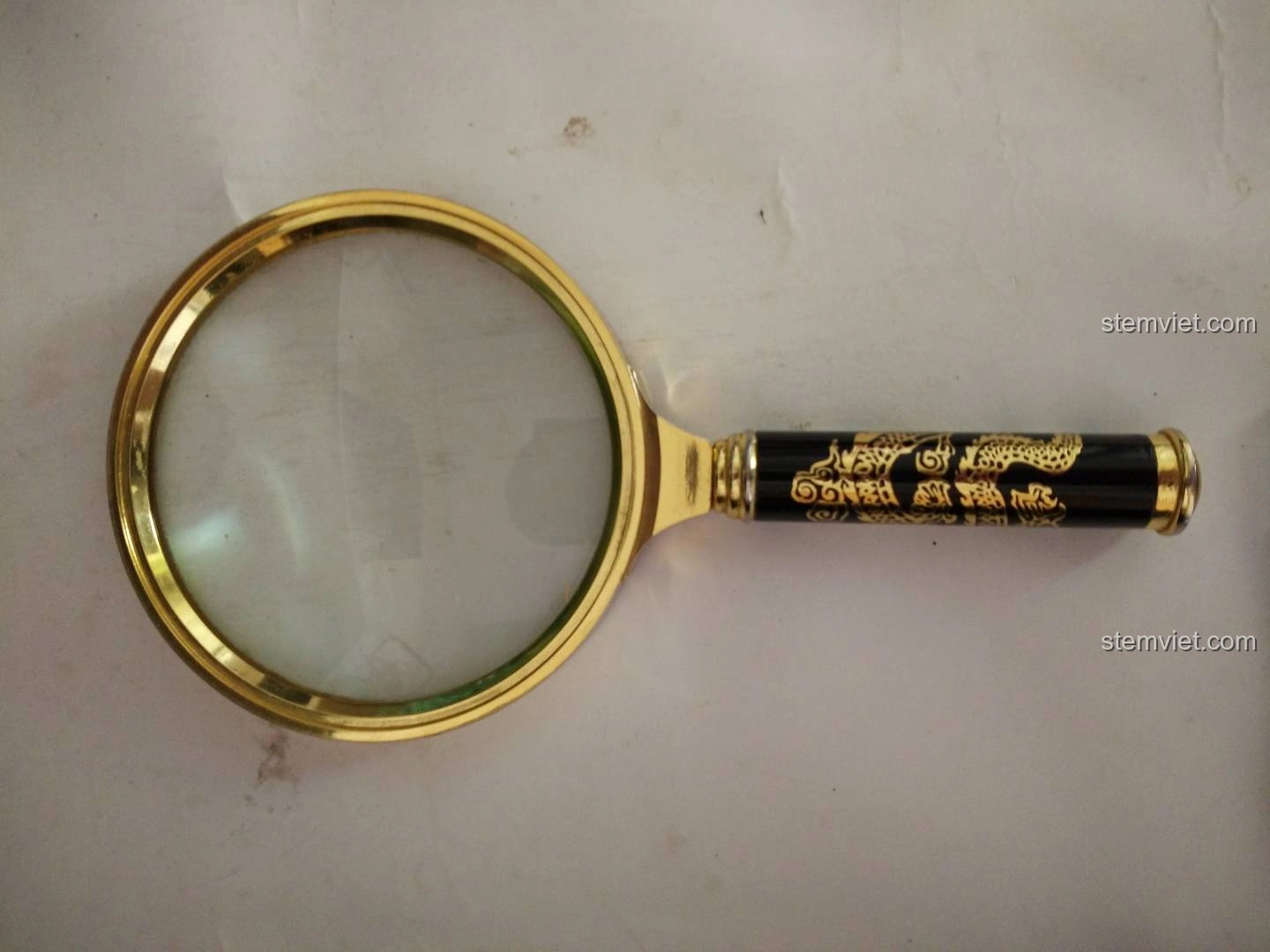 Kính lúp được sử dụng để hỗ trợ tìm kiếm mảnh ghép trong quá trình lắp ráp Tàu Đổ Bộ Đệm Khí XINGBAO XB-06019, đặc biệt với các chi tiết màu đen.