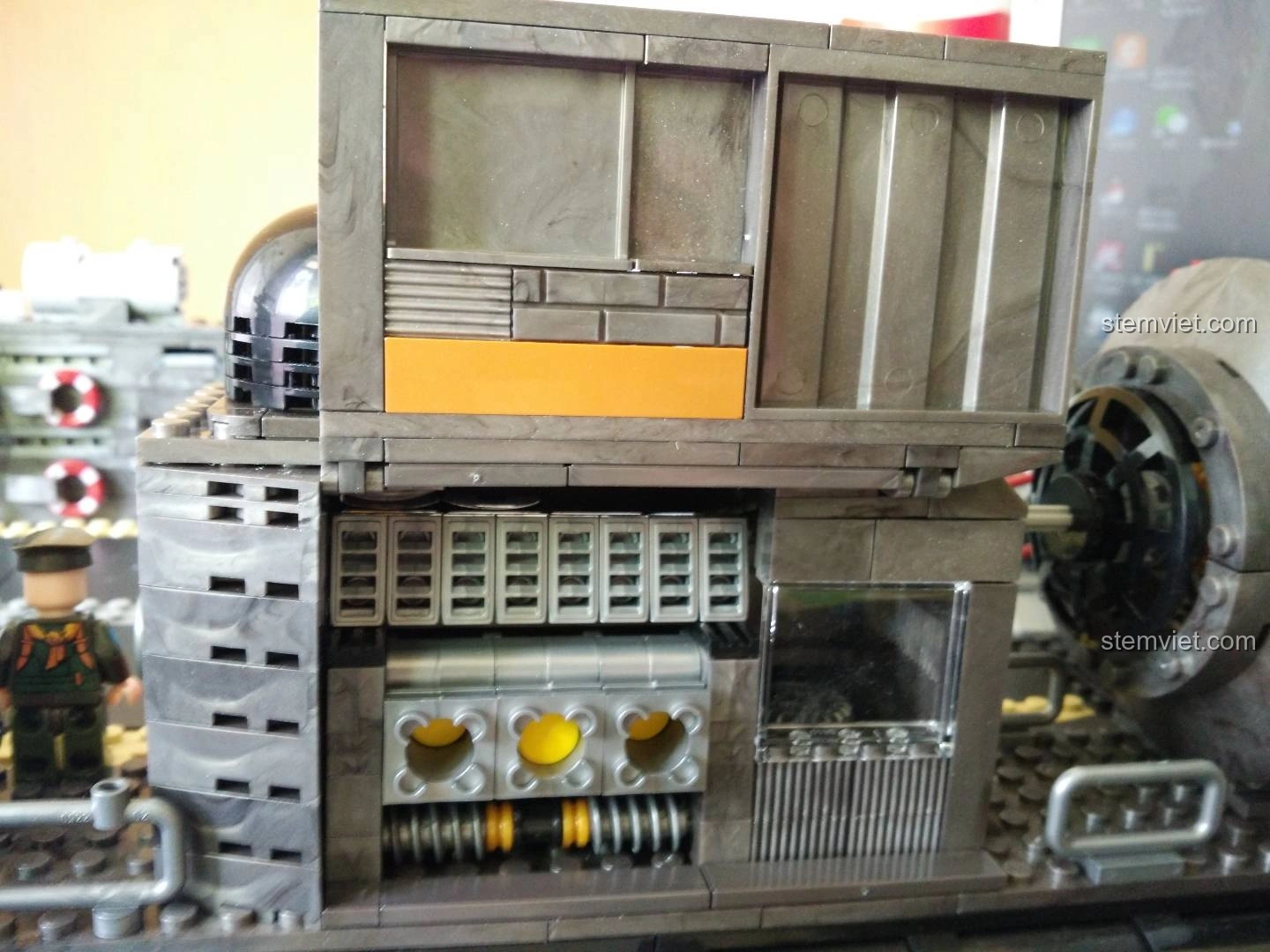 Minifigure kỹ sư đang 'sửa chữa' để nắp động cơ của Tàu Đổ Bộ Đệm Khí XINGBAO XB-06019 mở rộng hơn, giúp quan sát rõ ràng.