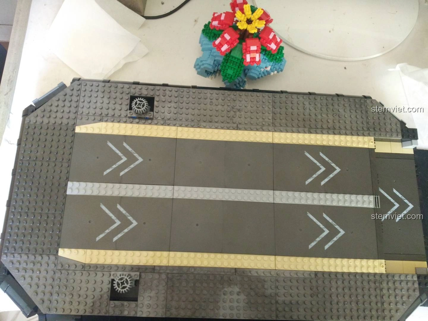 Mặt boong tàu của Tàu Đổ Bộ Đệm Khí XINGBAO XB-06019 đã được lát phẳng, với các đường kẻ chỉ dẫn và chi tiết bánh răng.