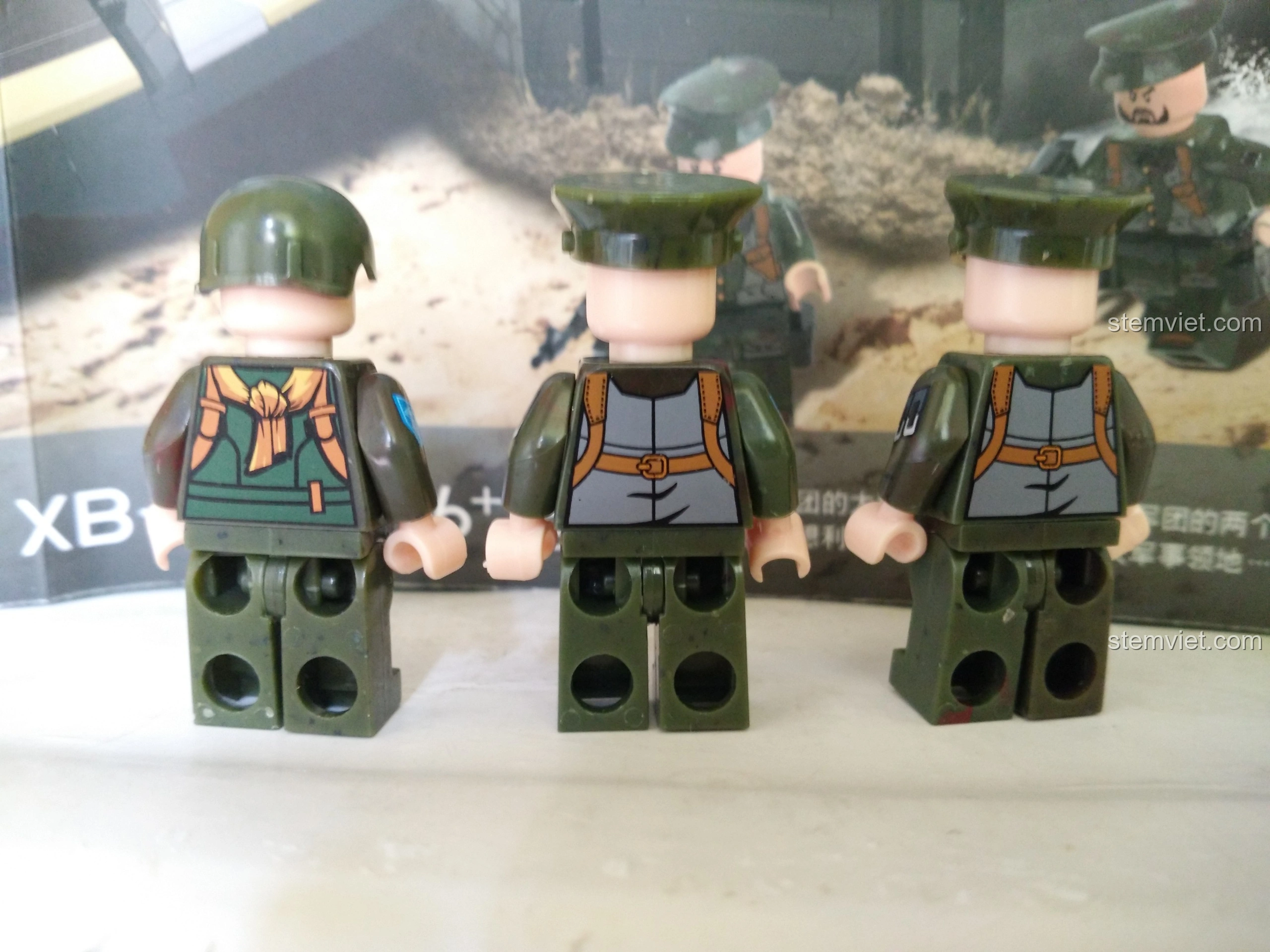 Chi tiết in ấn ở tay và thân áo của các minifigure lính từ bộ lắp ráp Tàu Đổ Bộ Đệm Khí XINGBAO XB-06019, tăng tính chân thực.