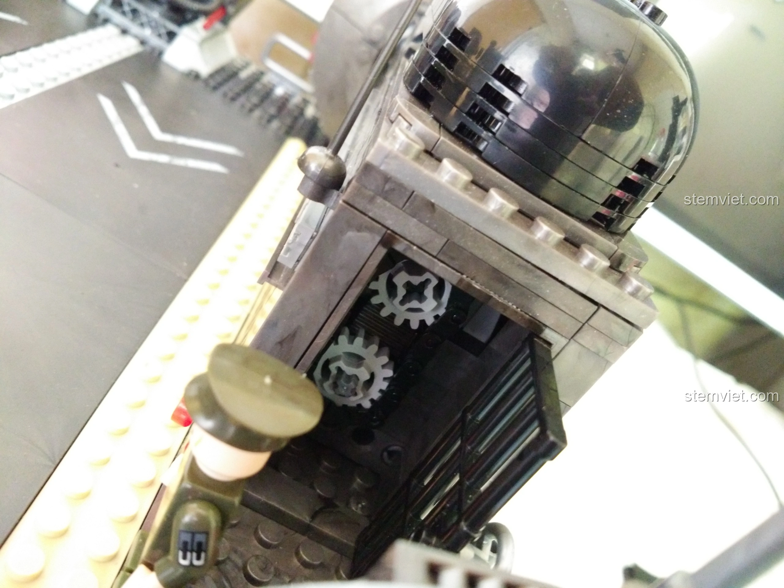 Minifigure khủng bố bị giam giữ trong phòng giam của Tàu Đổ Bộ Đệm Khí XINGBAO XB-06019, chi tiết độc đáo.