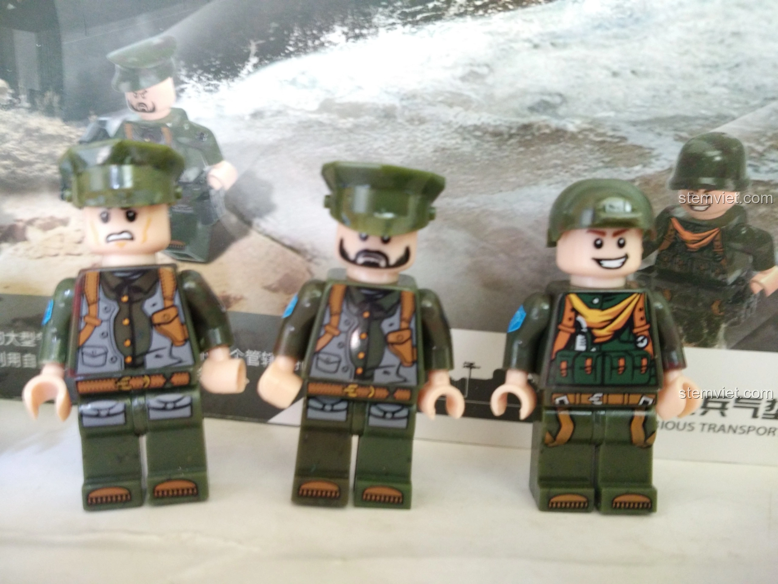 Ba minifigure lính với chi tiết in ấn sắc nét từ bộ lắp ráp Tàu Đổ Bộ Đệm Khí XINGBAO XB-06019, tăng tính chân thực cho mô hình.