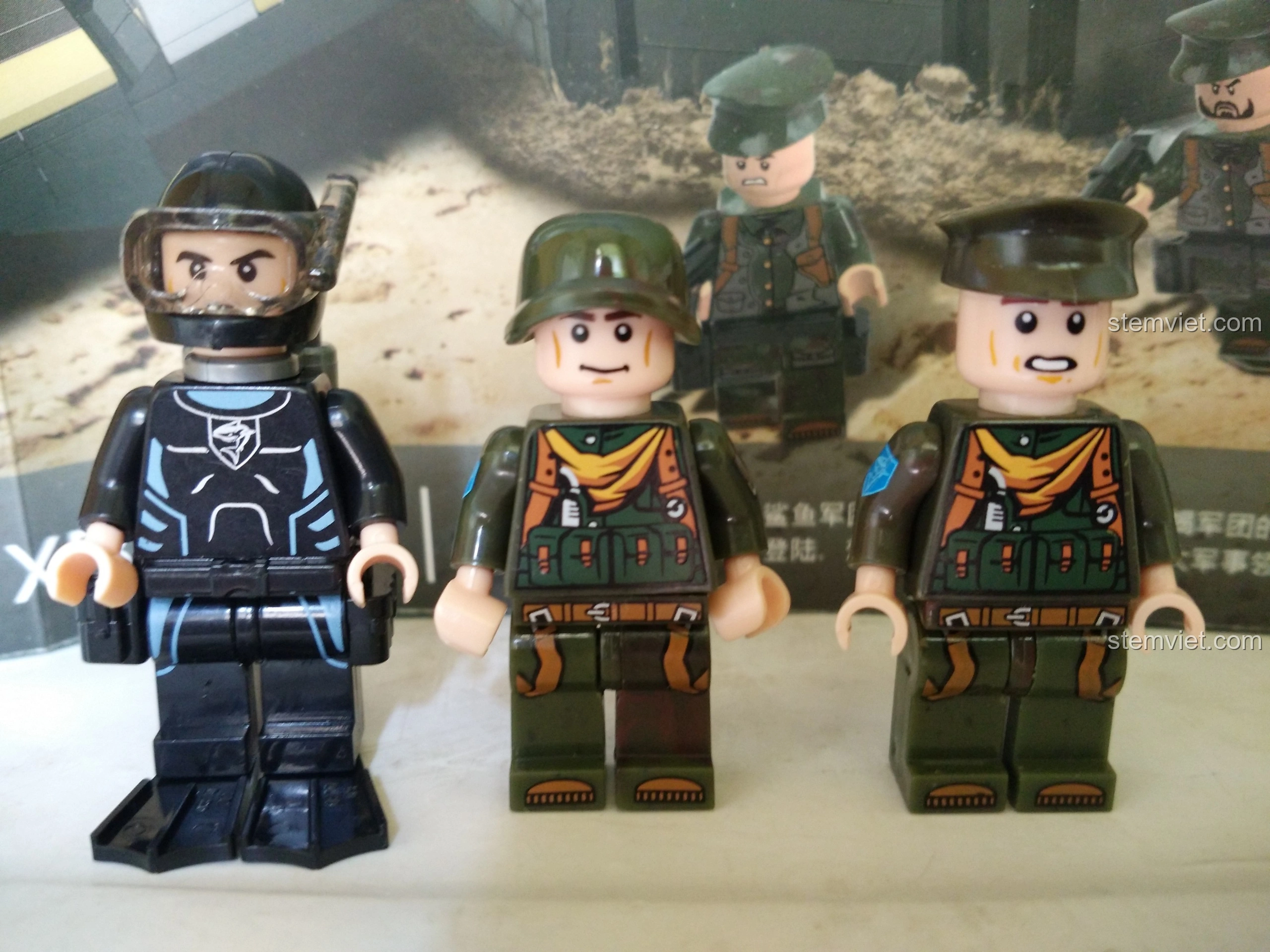 Minifigure thợ lặn và hai lính khác từ bộ lắp ráp Tàu Đổ Bộ Đệm Khí XINGBAO XB-06019, thể hiện sự đa dạng và chi tiết của nhân vật.