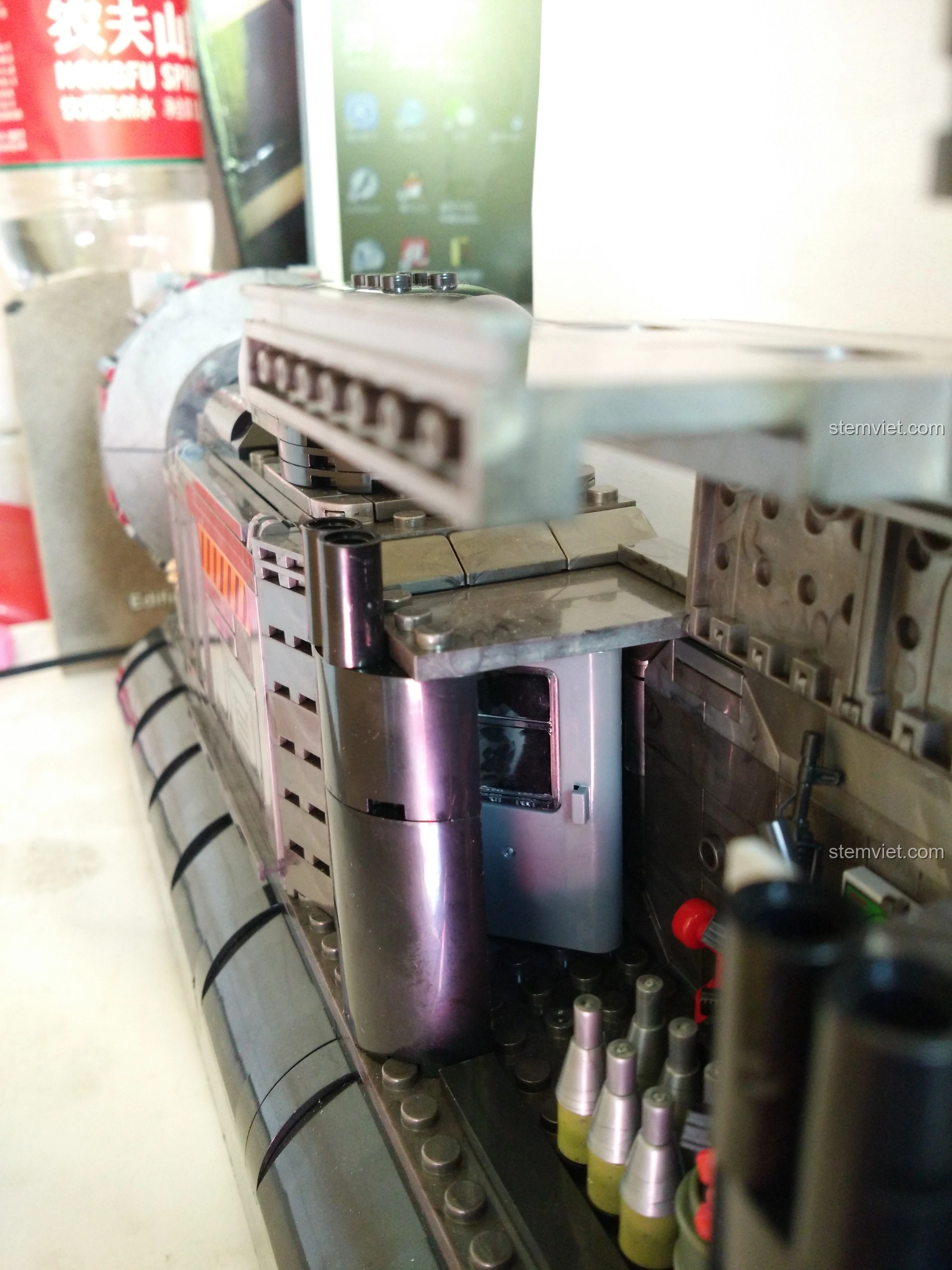 Nắp động cơ của Tàu Đổ Bộ Đệm Khí XINGBAO XB-06019 mở ra, lộ ra ba xi-lanh piston chuyển động theo bánh xe.