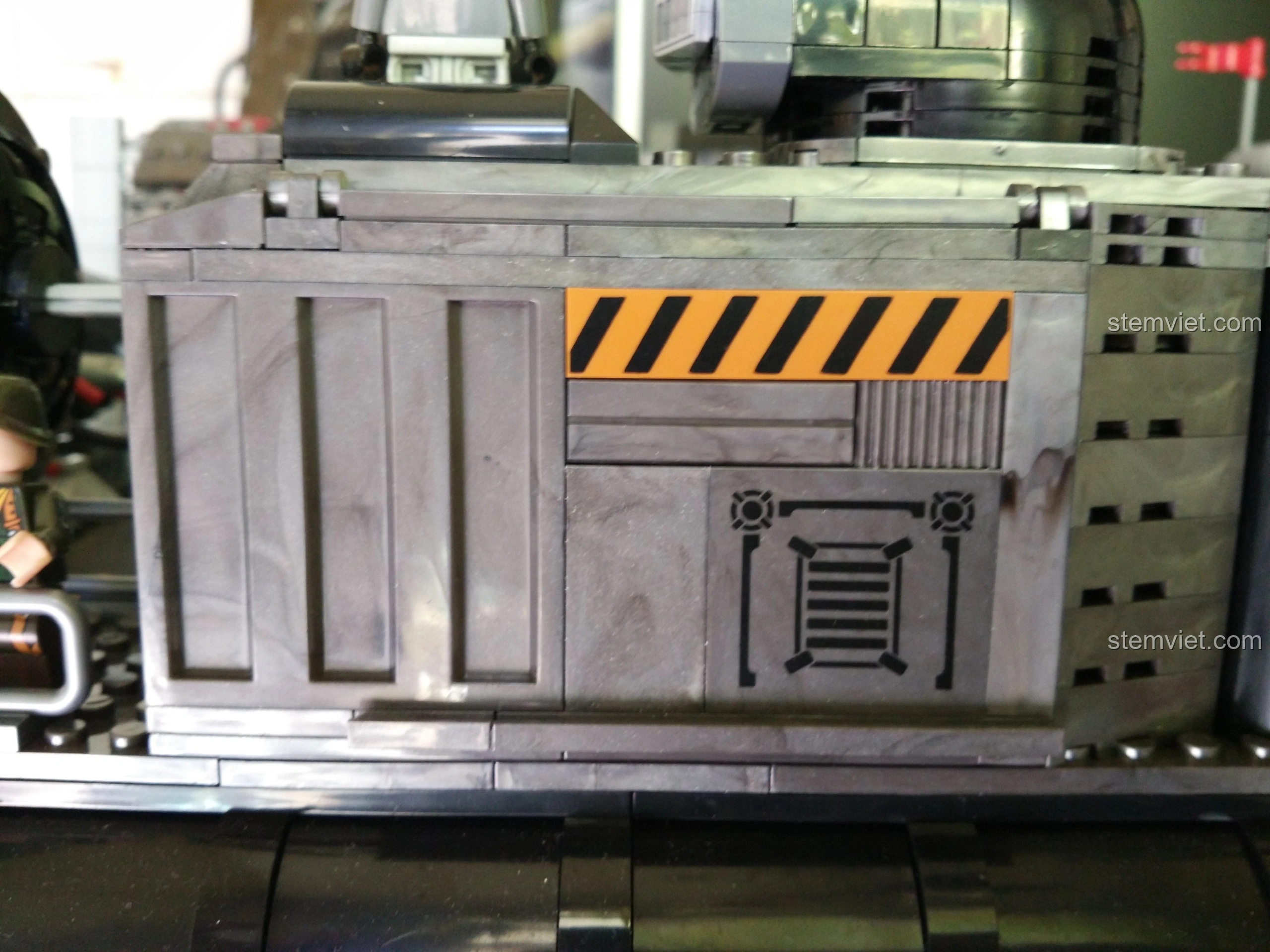 Pháo phản lực bốn nòng ở đuôi Tàu Đổ Bộ Đệm Khí XINGBAO XB-06019, có khả năng xoay 360 độ và bắn đạn.