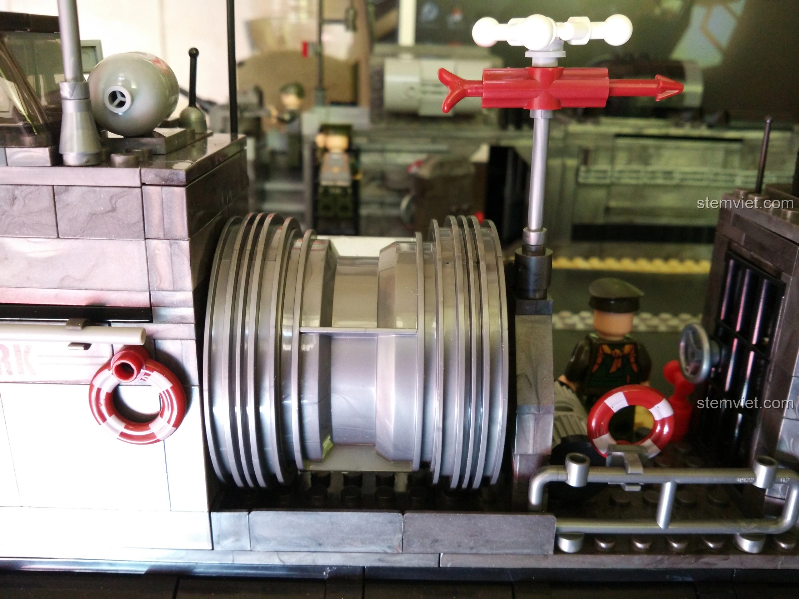 Phòng giam bí mật trên Tàu Đổ Bộ Đệm Khí XINGBAO XB-06019 với một minifigure tù nhân bên trong, tăng yếu tố kịch tính.