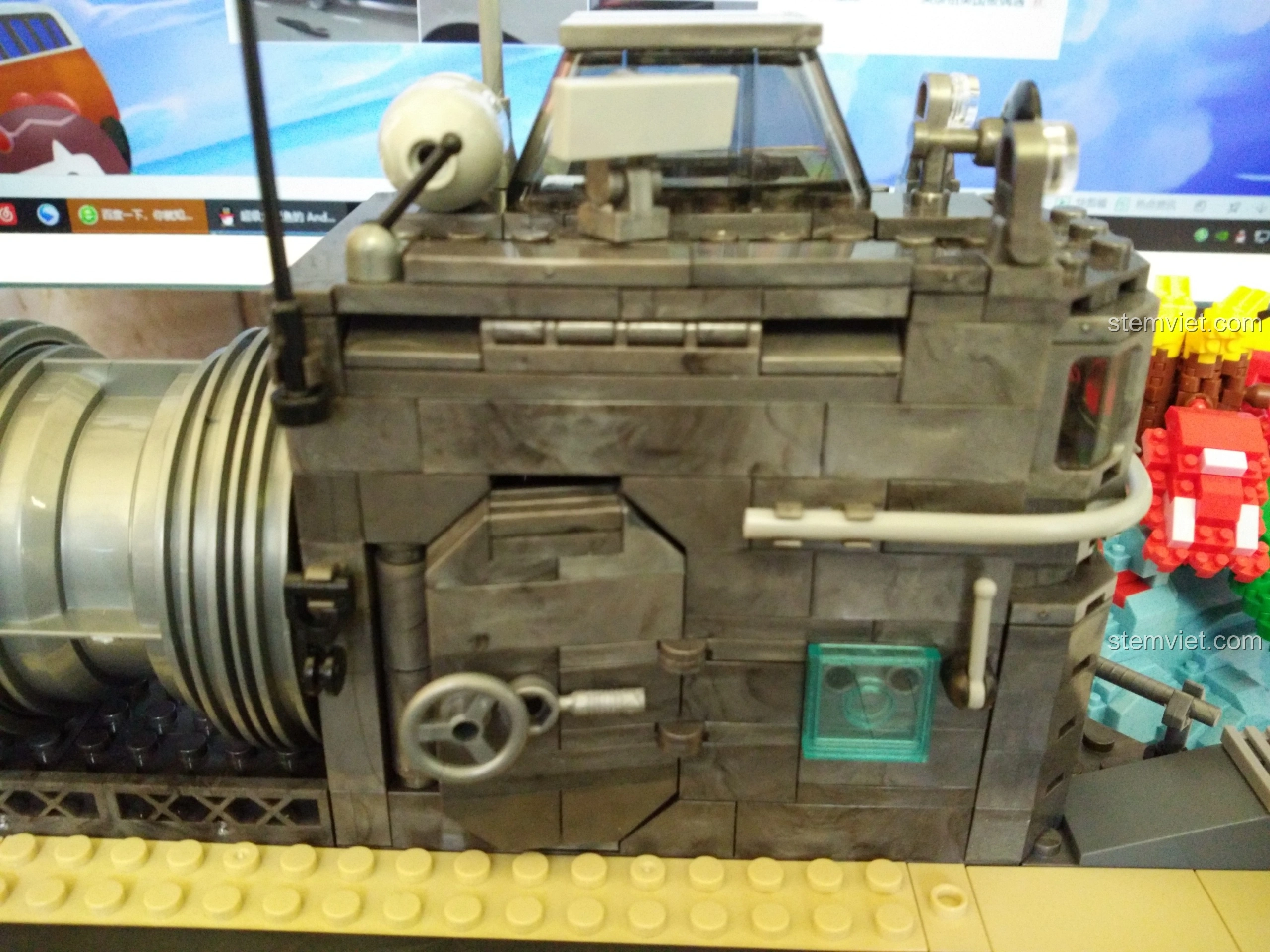 Các phụ kiện trên nóc buồng lái của Tàu Đổ Bộ Đệm Khí XINGBAO XB-06019 như ăng-ten, cờ hiệu, đèn pha, còi, radar, tăng tính chân thực.