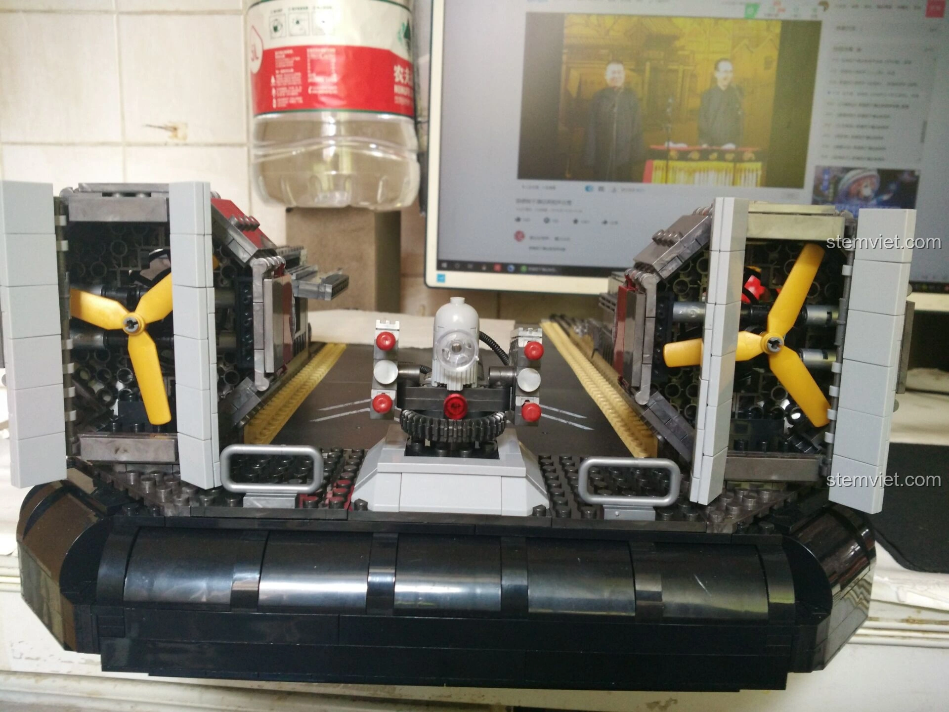 Hai quạt gió màu vàng khổng lồ đã được lắp đặt trên Tàu Đổ Bộ Đệm Khí XINGBAO XB-06019, là điểm nhấn của mô hình.