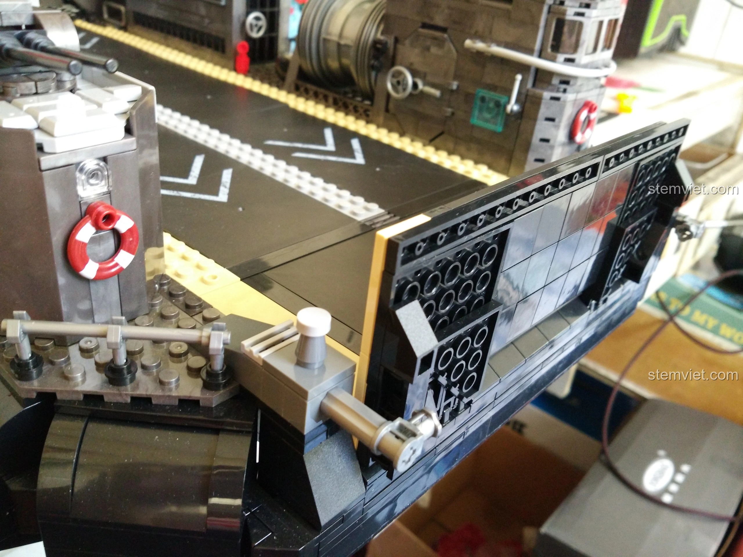 Sàn đổ bộ ẩn của Tàu Đổ Bộ Đệm Khí XINGBAO XB-06019 đã được kéo ra hoàn toàn, tạo không gian rộng rãi cho việc triển khai quân.