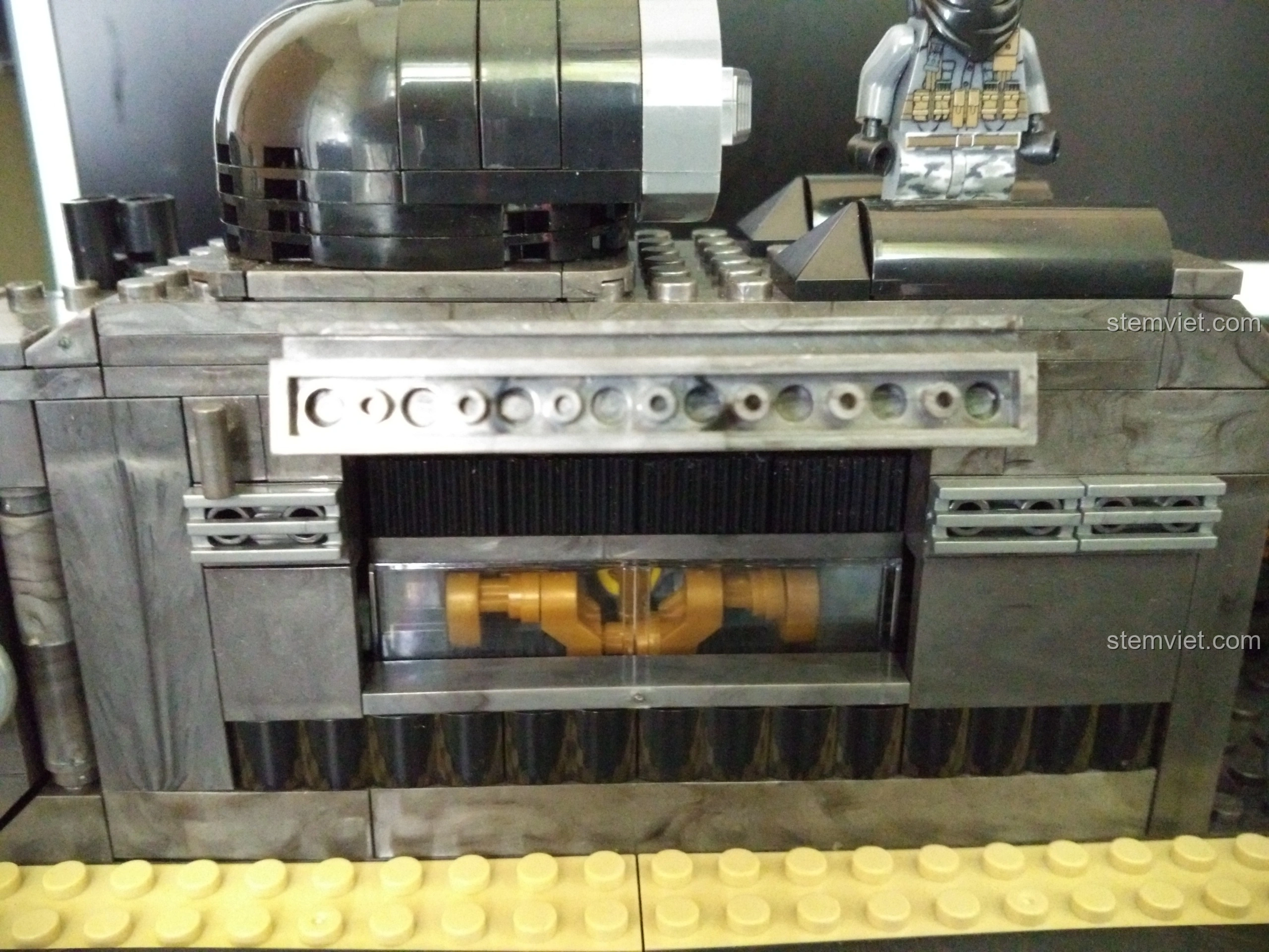 Tàu Đổ Bộ Đệm Khí XINGBAO XB-06019 sẵn sàng chở quân, tạo nên một đội hình chiến đấu mạnh mẽ.