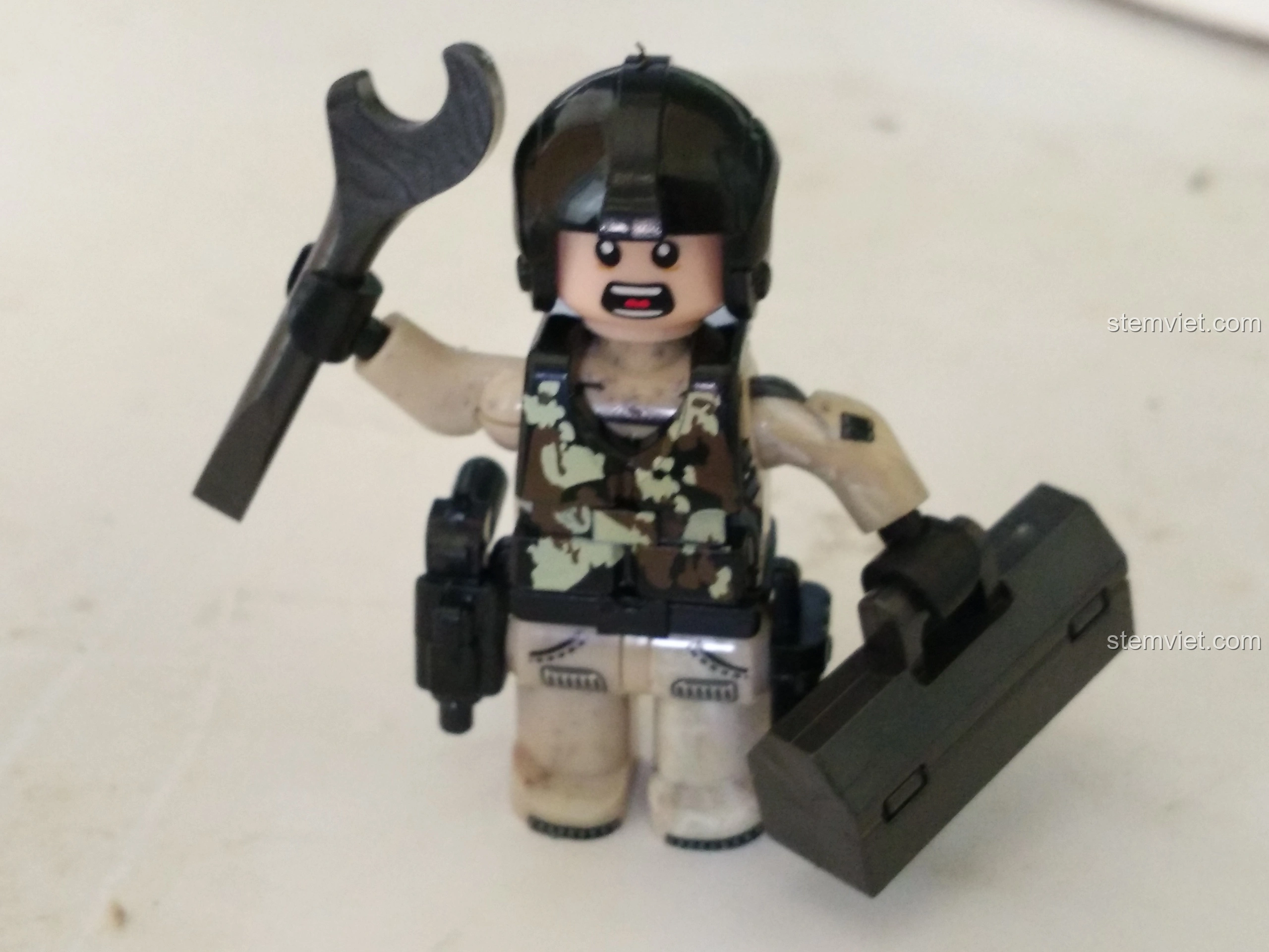 Tàu Đổ Bộ Đệm Khí XINGBAO XB-06019 với xe tăng và minifigure lính, tạo nên một cảnh tượng chiến trường sống động.