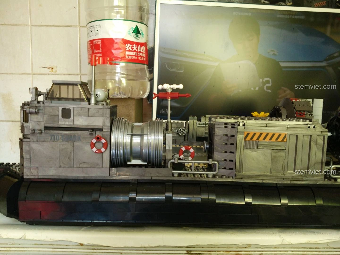 Một bên thân tàu của Tàu Đổ Bộ Đệm Khí XINGBAO XB-06019 đã hoàn thiện, với các chi tiết kiến trúc và thiết bị.