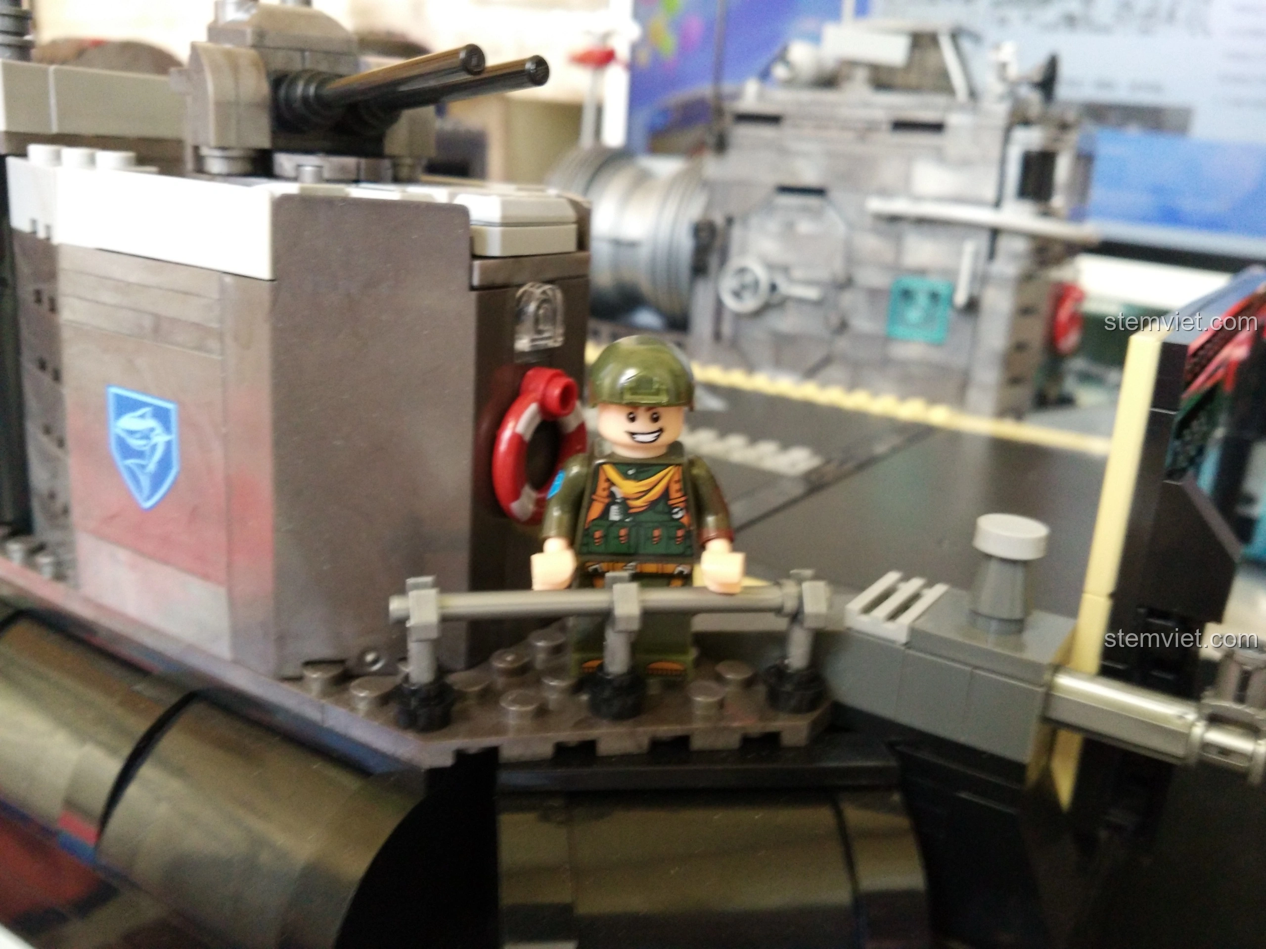 Minifigure lính đứng cạnh tháp pháo của Tàu Đổ Bộ Đệm Khí XINGBAO XB-06019, với hai ngăn chứa bí mật bên dưới.