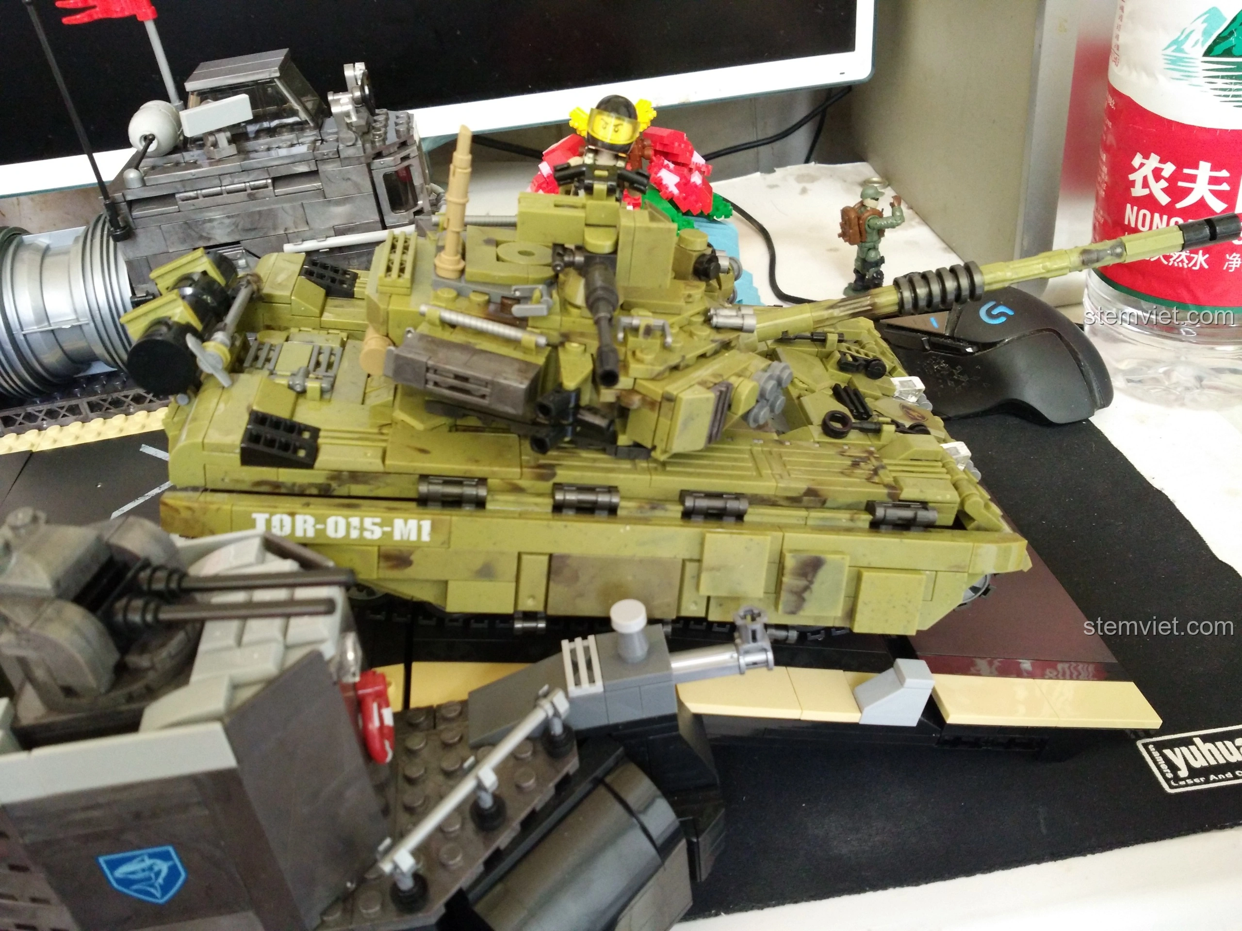 Tháp pháo đôi của Tàu Đổ Bộ Đệm Khí XINGBAO XB-06019, có khả năng xoay và nâng hạ, tăng tính tương tác.