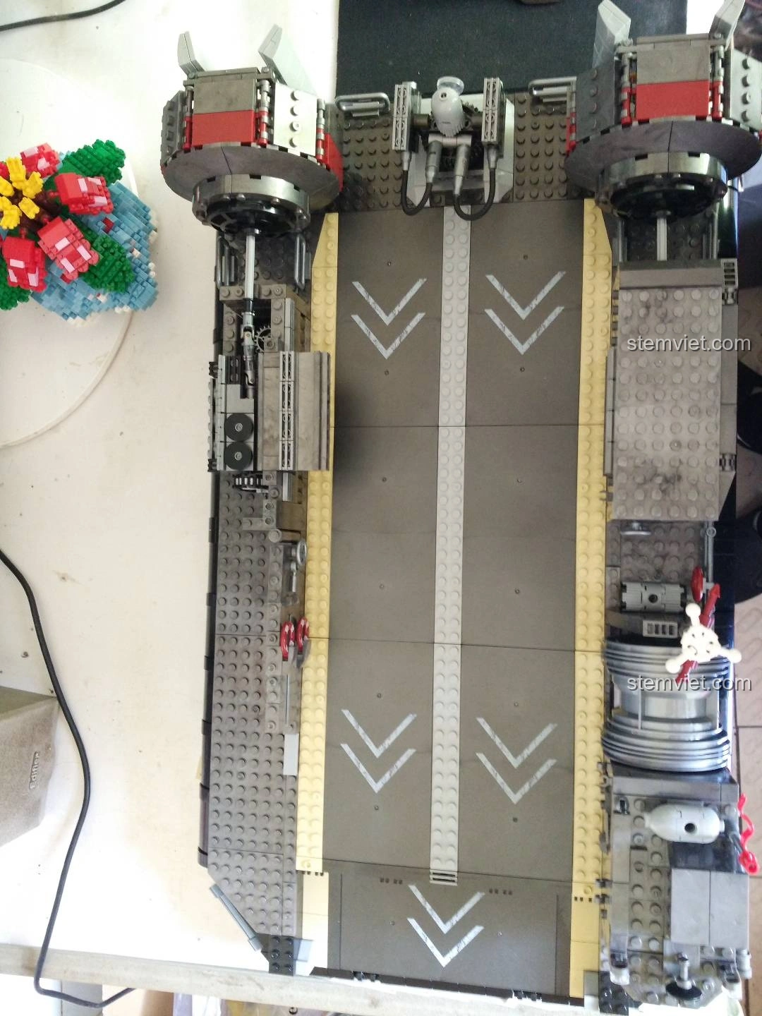 Góc nhìn từ trên cao của Tàu Đổ Bộ Đệm Khí XINGBAO XB-06019, cho thấy tổng thể các chi tiết đã lắp đặt trên boong tàu.