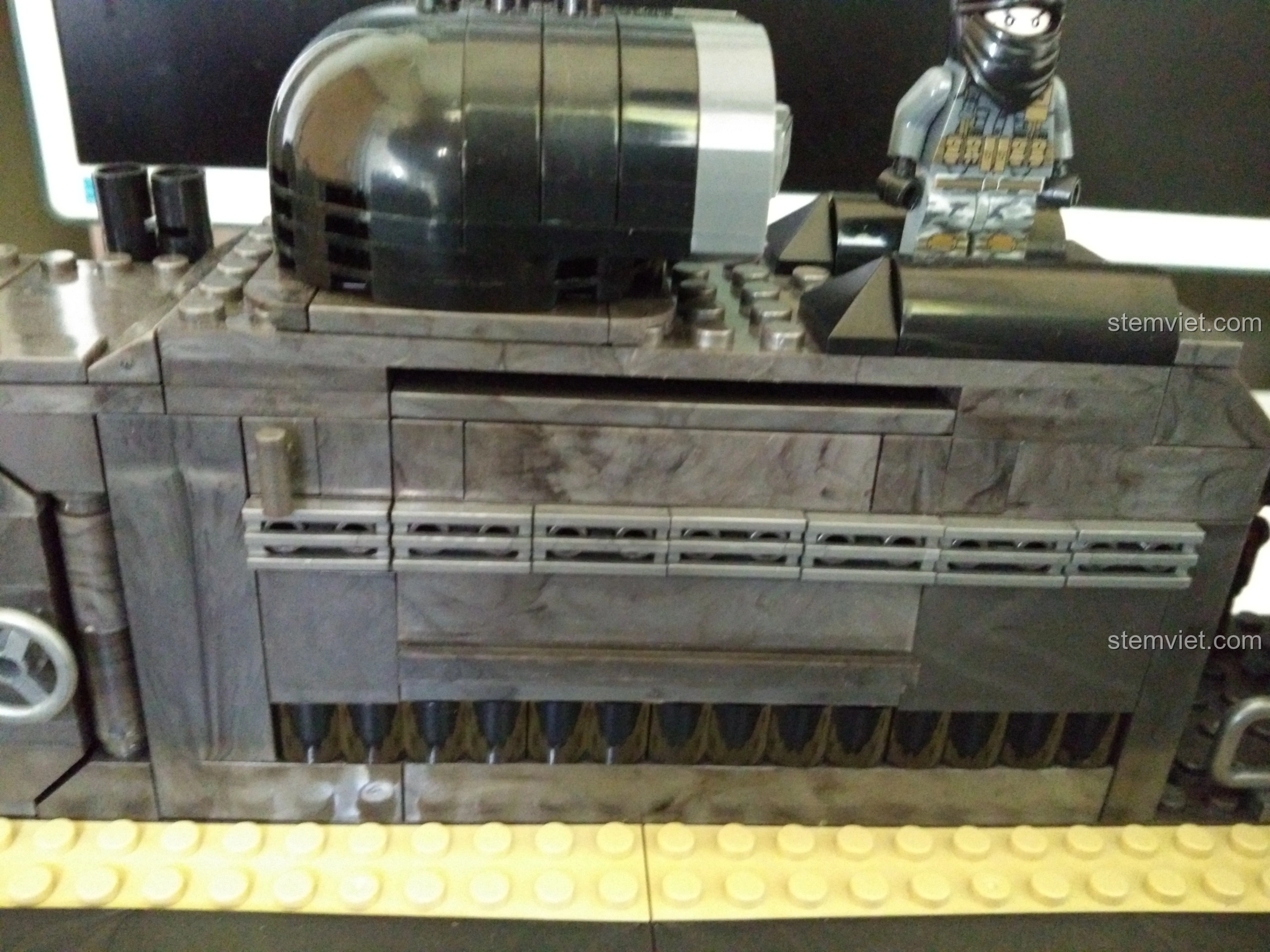 Trục dài màu xám bên trong quạt gió của Tàu Đổ Bộ Đệm Khí XINGBAO XB-06019, cần điều chỉnh để đảm bảo chuyển động mượt mà.