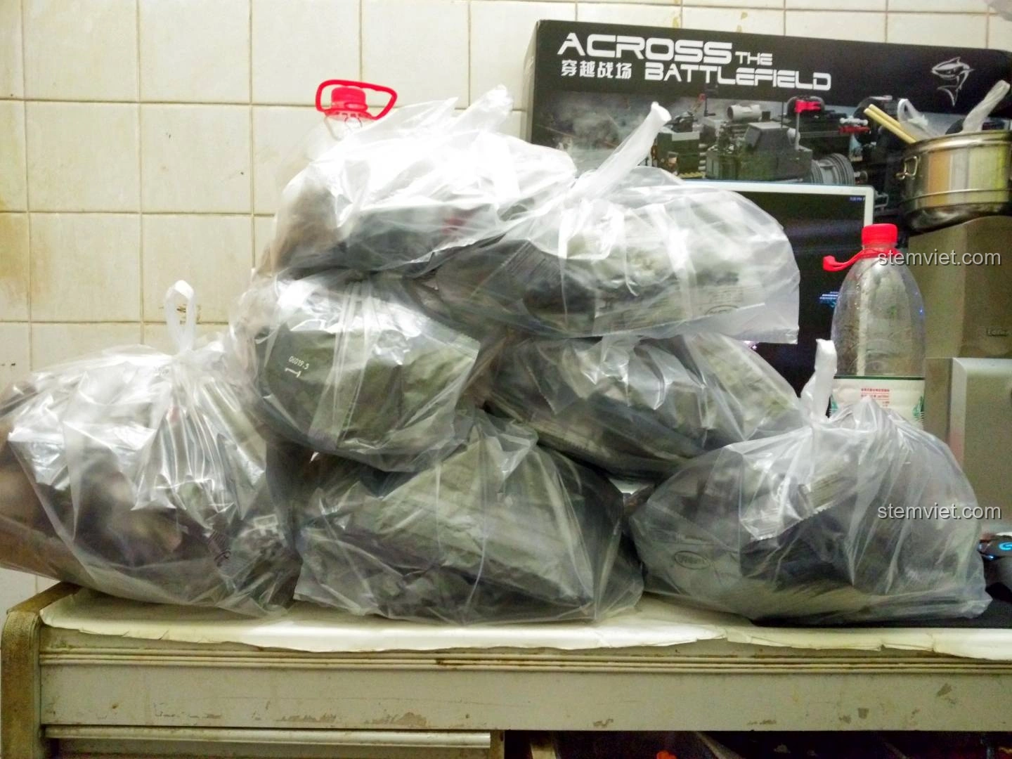 Các túi mảnh ghép của bộ lắp ráp Tàu Đổ Bộ Đệm Khí XINGBAO XB-06019 được phân loại theo bước, giúp quá trình lắp ráp thuận tiện.