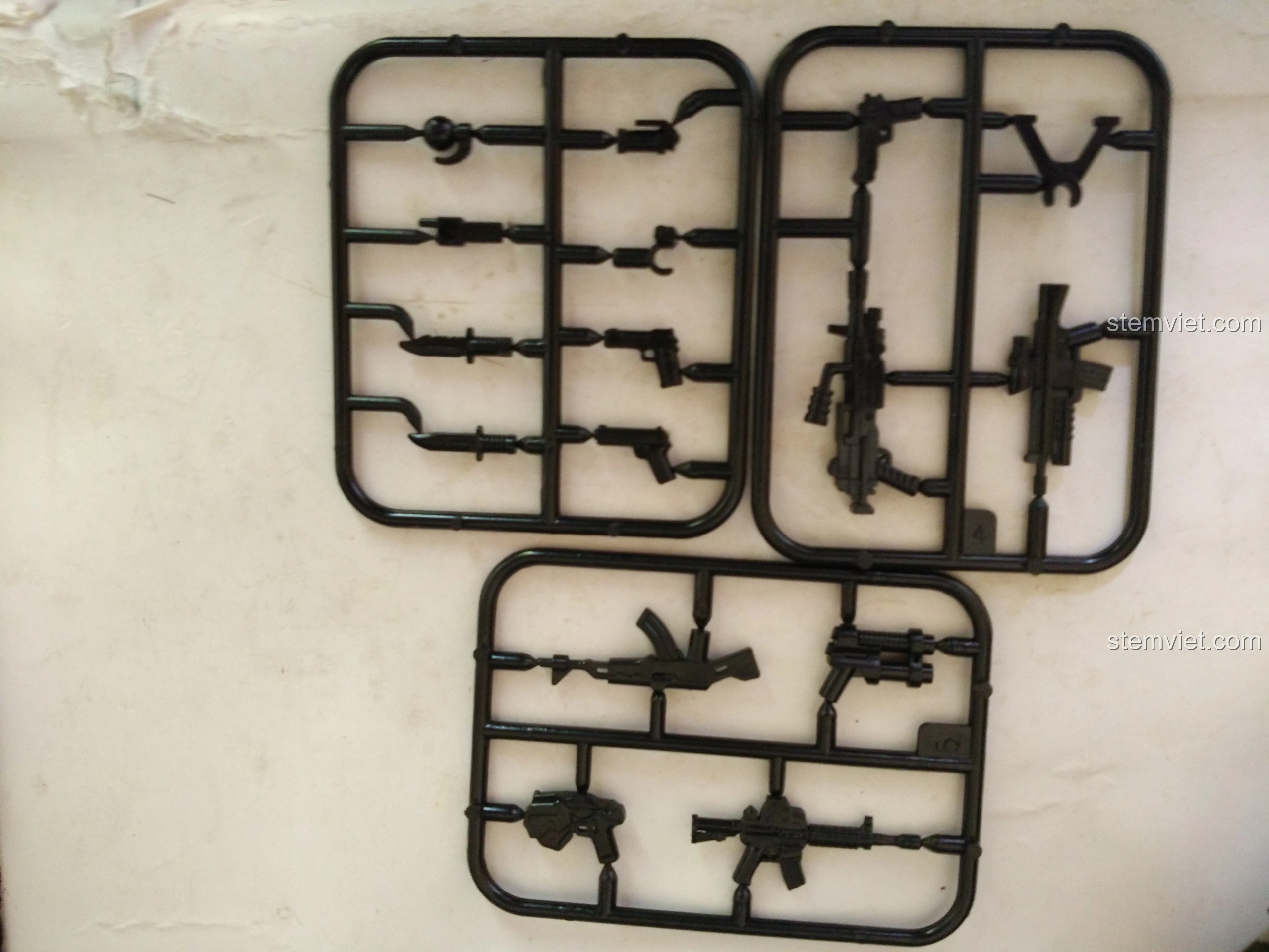 Các loại vũ khí và phụ kiện cho minifigure từ bộ lắp ráp Tàu Đổ Bộ Đệm Khí XINGBAO XB-06019, tăng khả năng tùy biến và chơi.