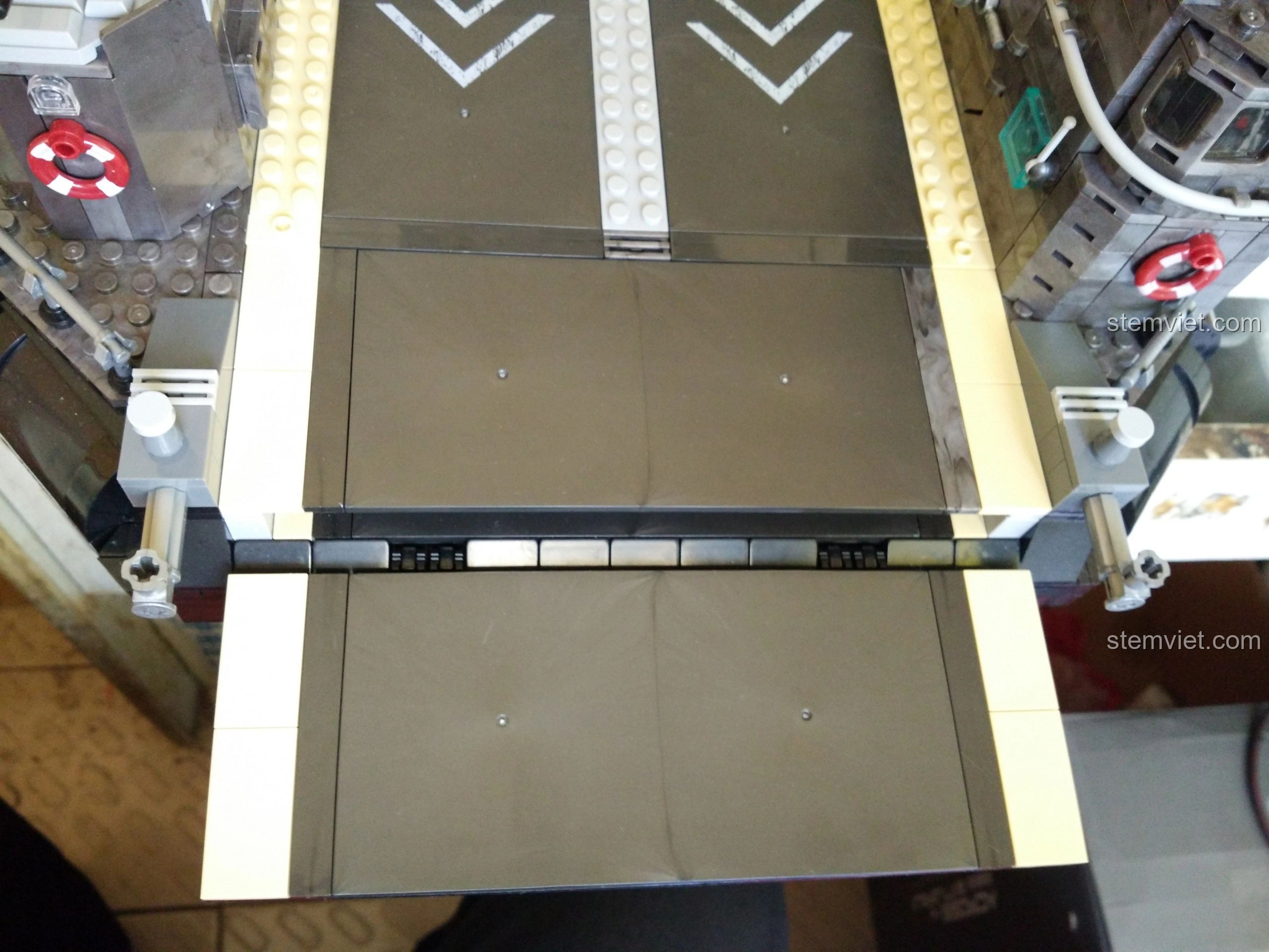 Xe tăng được đặt trên sàn đổ bộ của Tàu Đổ Bộ Đệm Khí XINGBAO XB-06019, minh họa khả năng vận chuyển của mô hình.