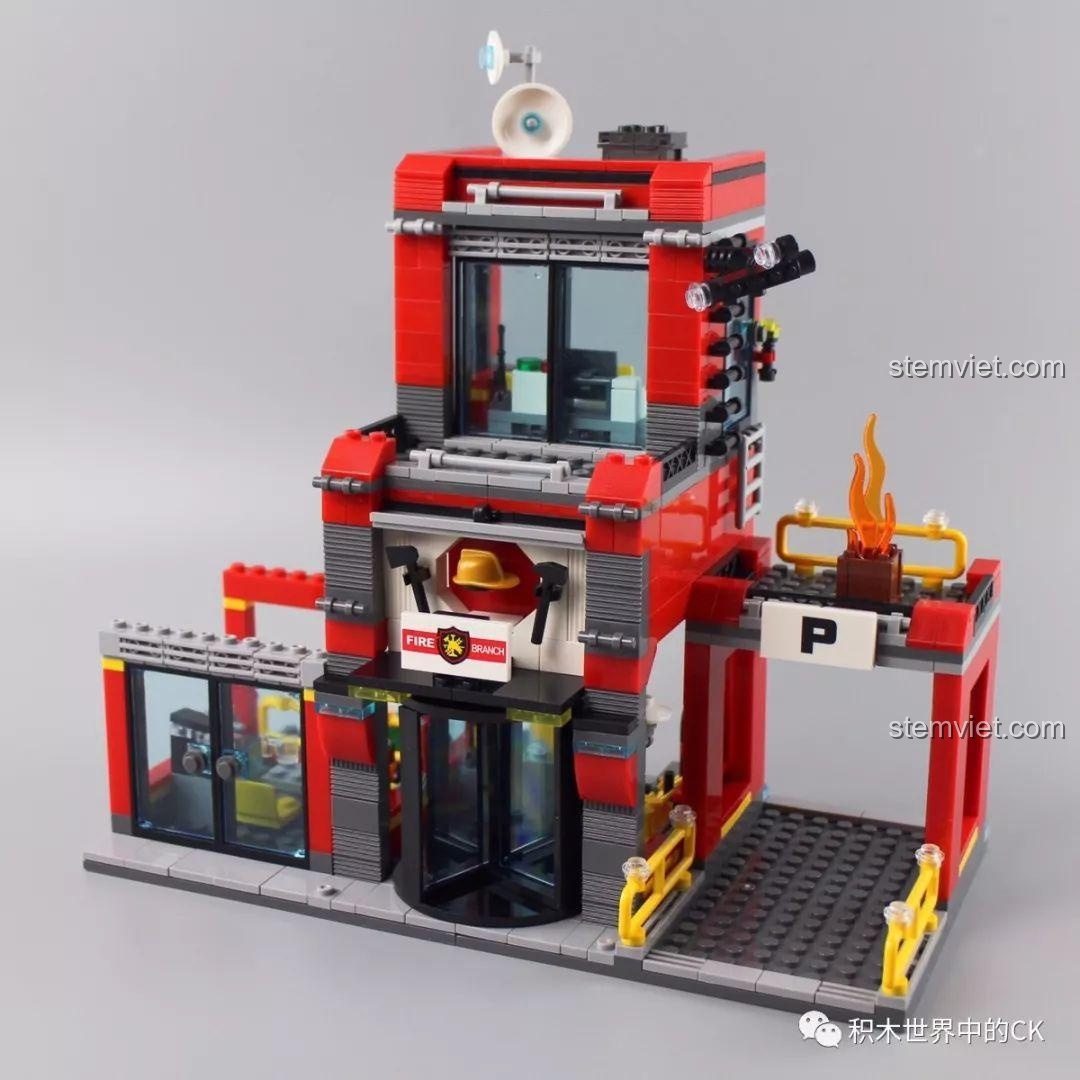 Khu vực đỗ xe của xe cứu hỏa trong Trạm Cứu Hỏa Lớn XINGBAO XB-14006.