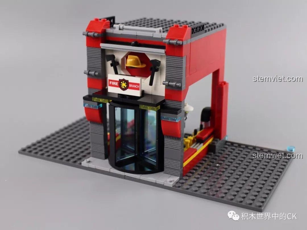 Phần thân chính của Trạm Cứu Hỏa Lớn XINGBAO XB-14006 đang được lắp ráp.