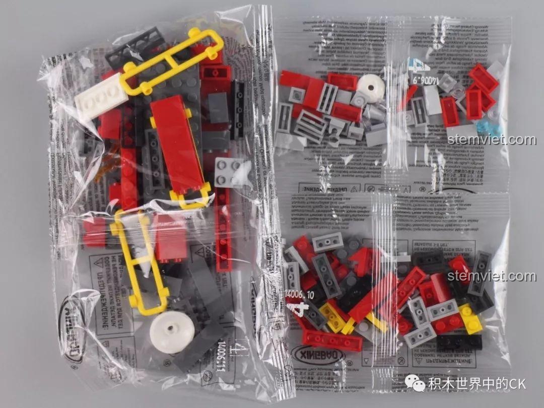 Chiếc xe cứu hỏa lớn đi kèm bộ XINGBAO XB-14006 với cửa mở.