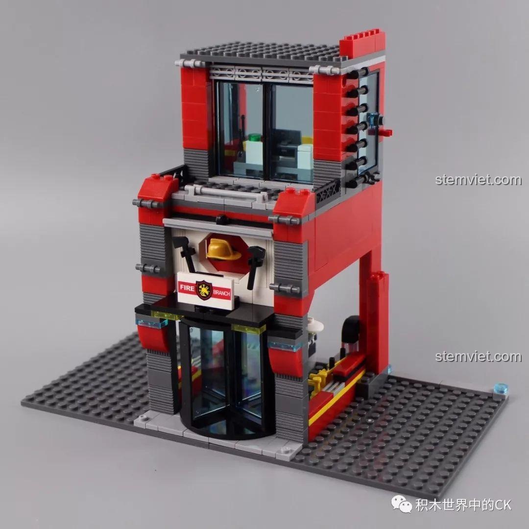 Chiếc xe cứu hỏa nhỏ đi kèm bộ XINGBAO XB-14006.