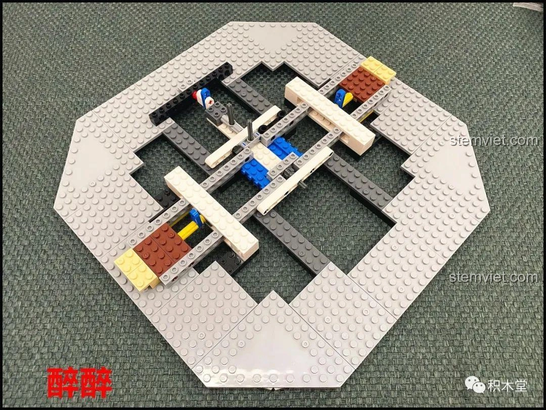 Tiếp tục lắp ráp cấu trúc bên trong phần đế của bộ Đu Quay Ngựa Gỗ Thần Tiên XB-30001, với các chi tiết kỹ thuật phức tạp.